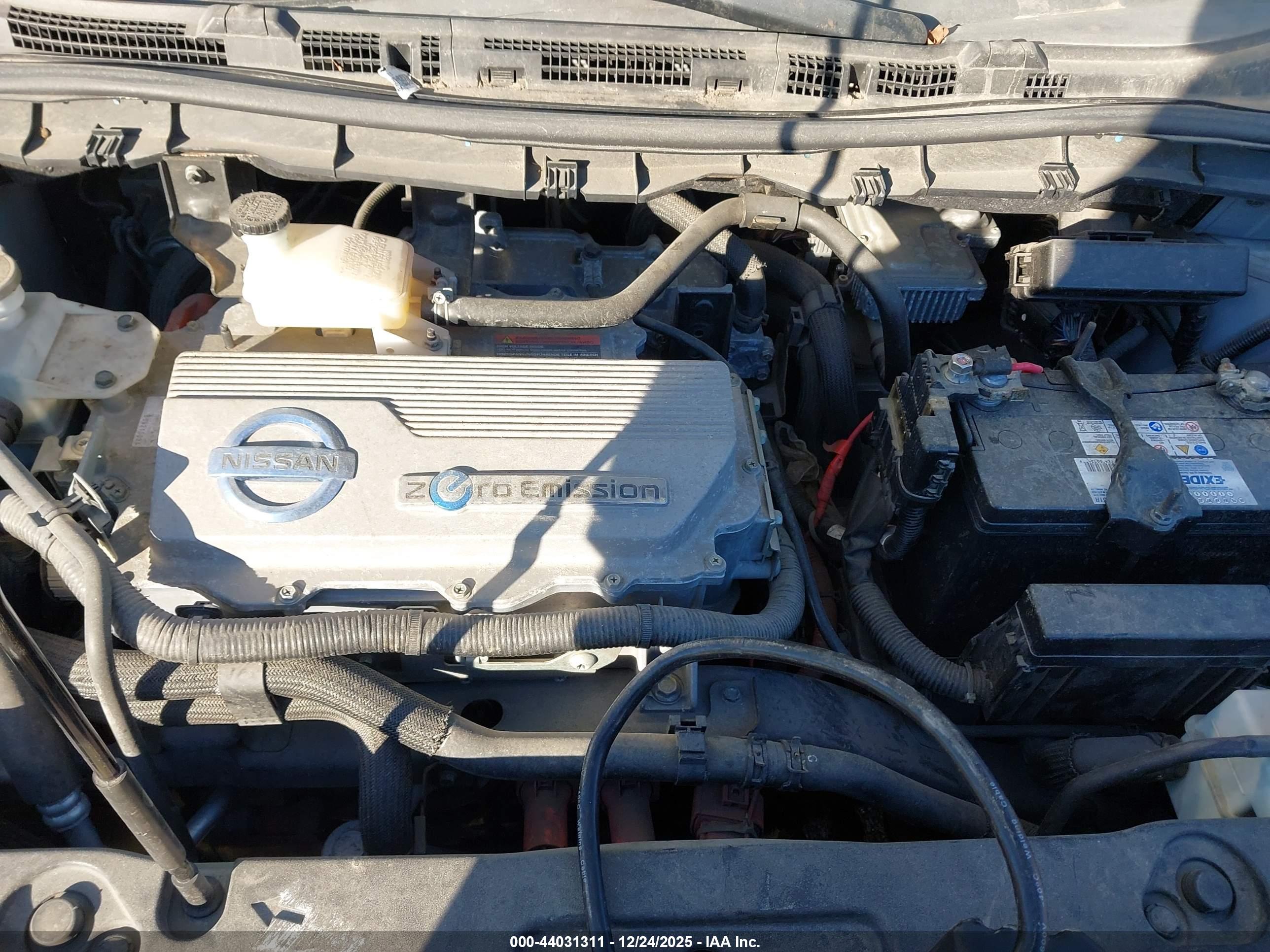 NISSAN LEAF image 6