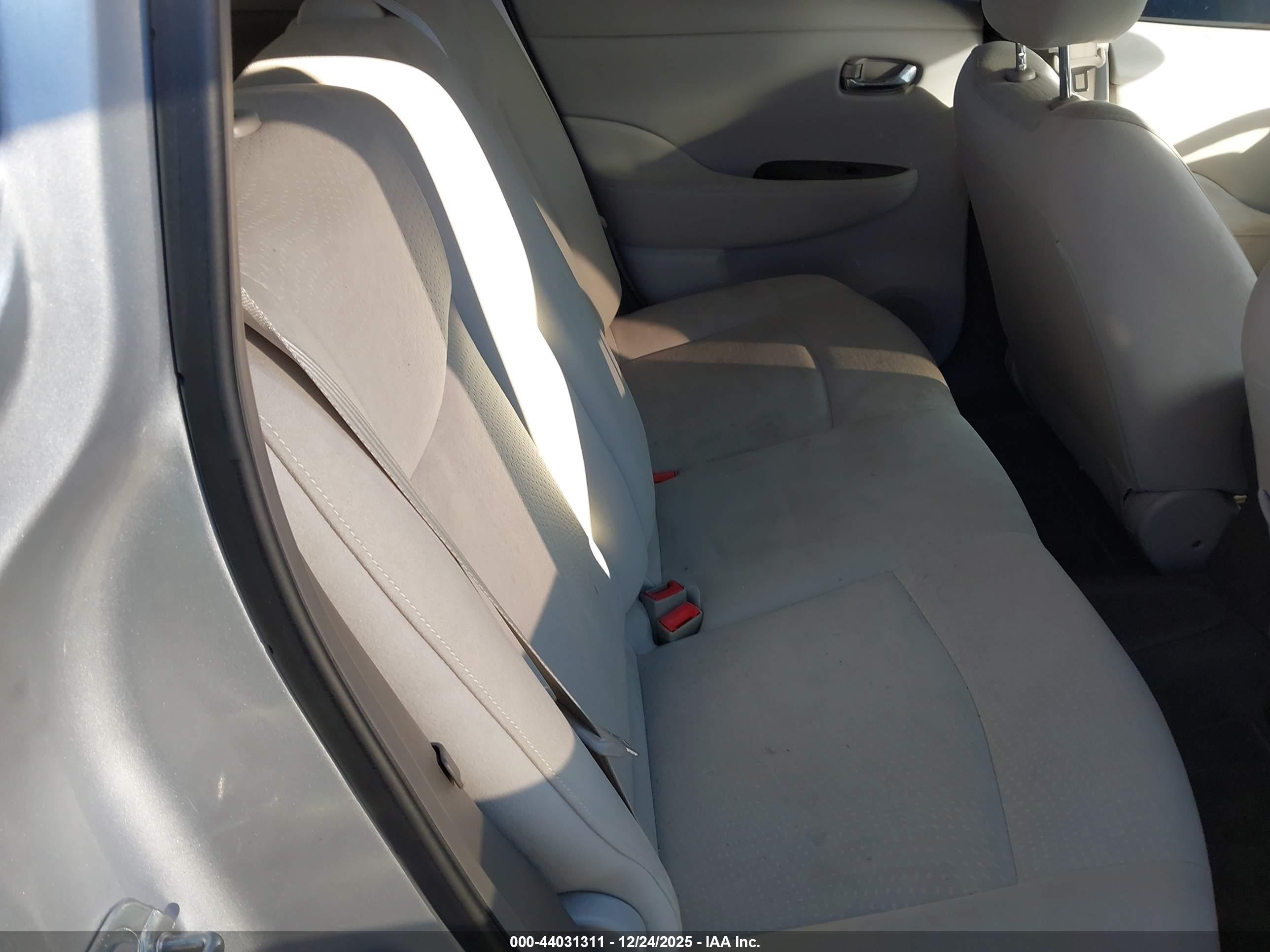 NISSAN LEAF image 8
