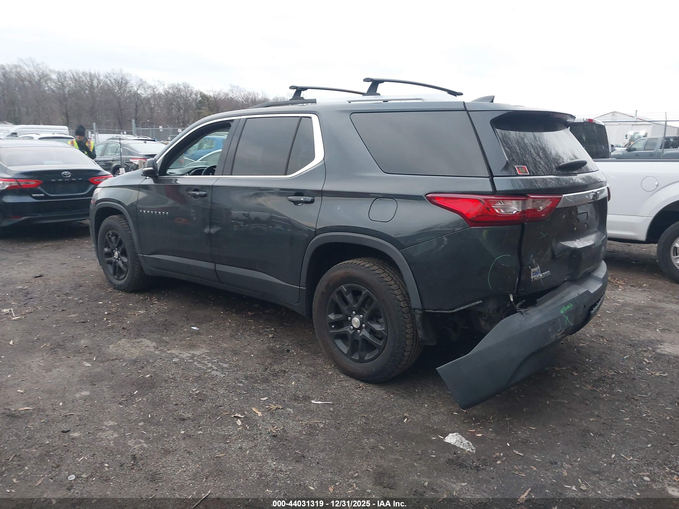 CHEVROLET TRAVERSE image 3