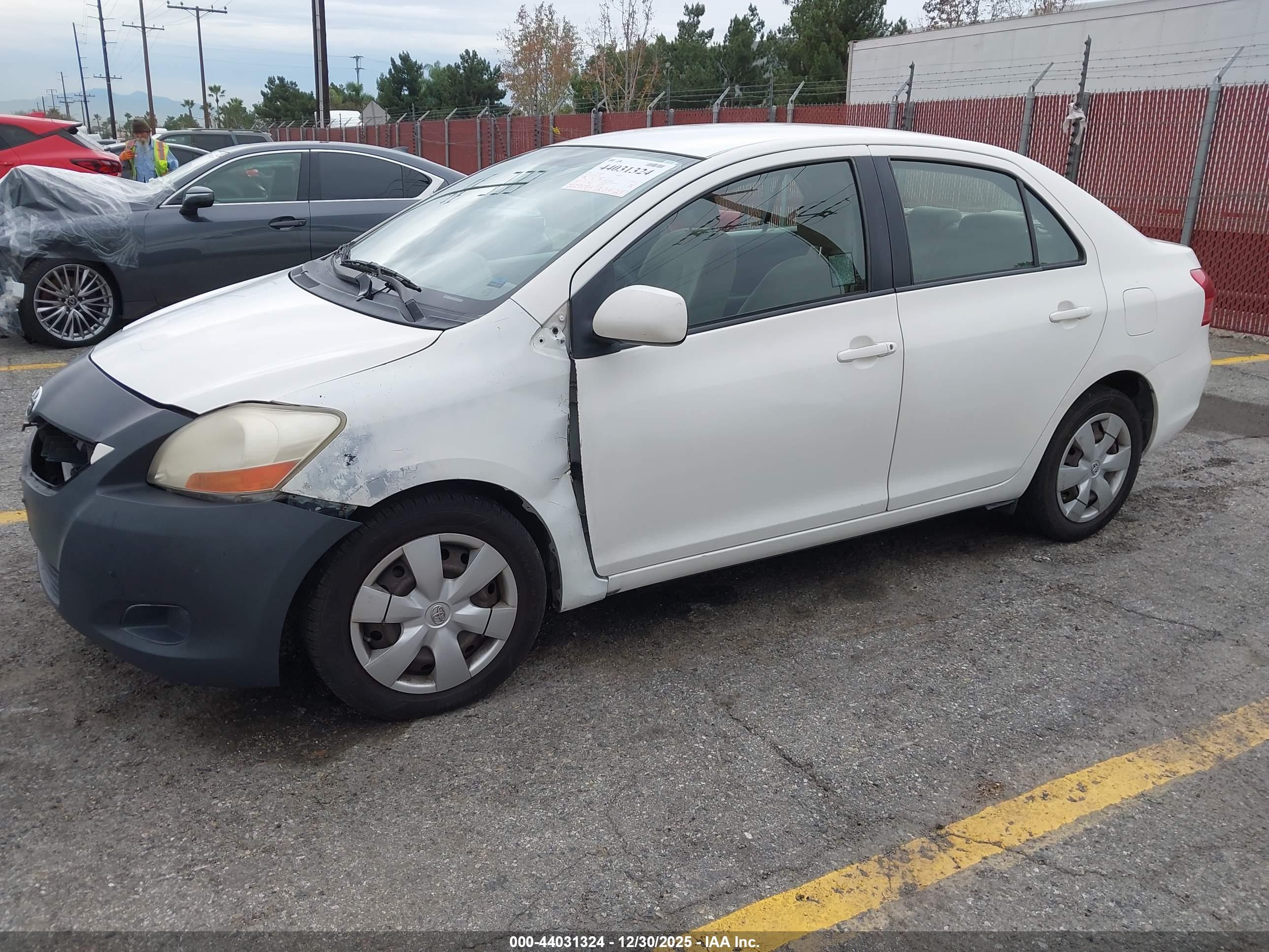 TOYOTA YARIS image 2