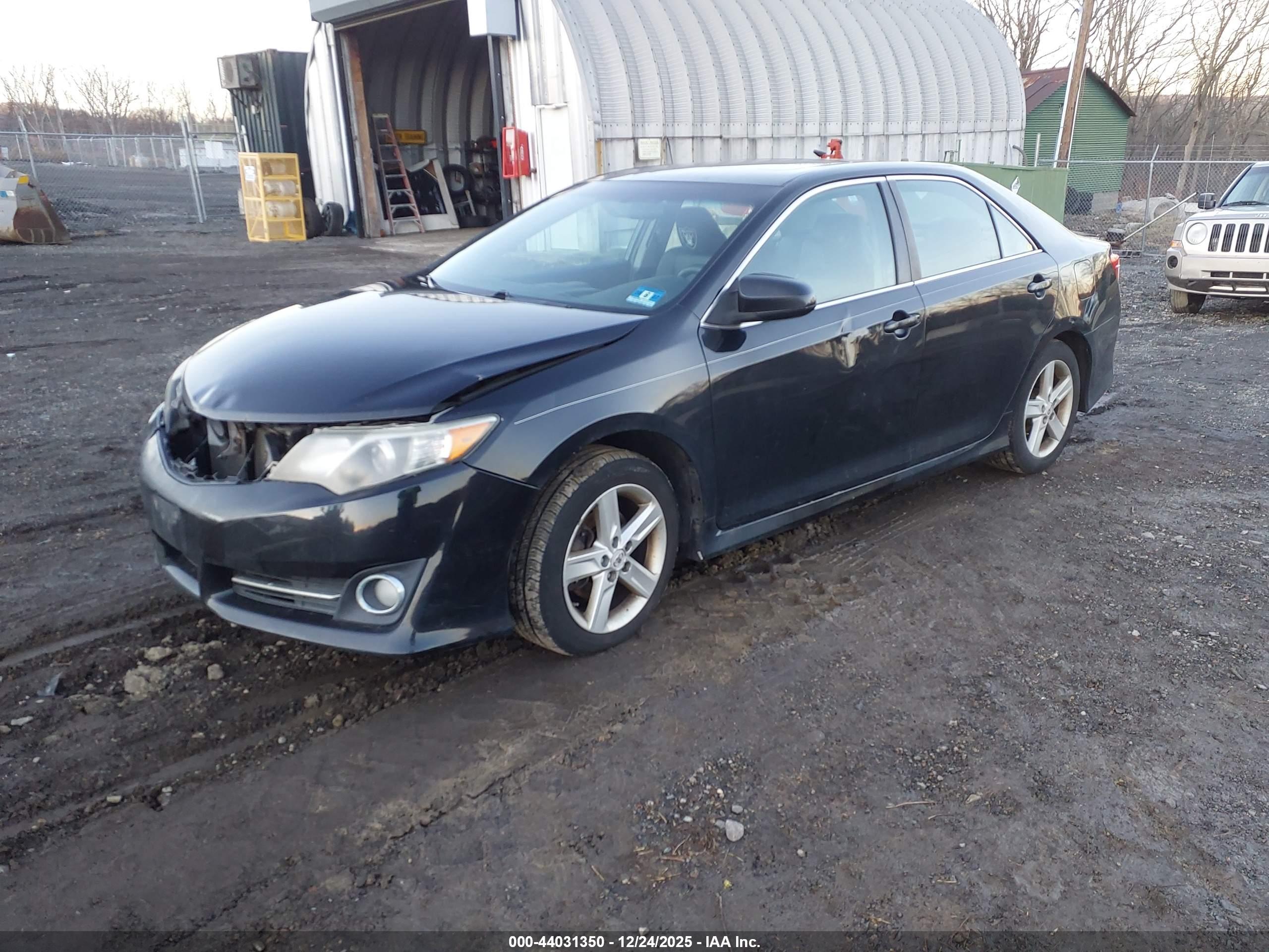 TOYOTA CAMRY image 2