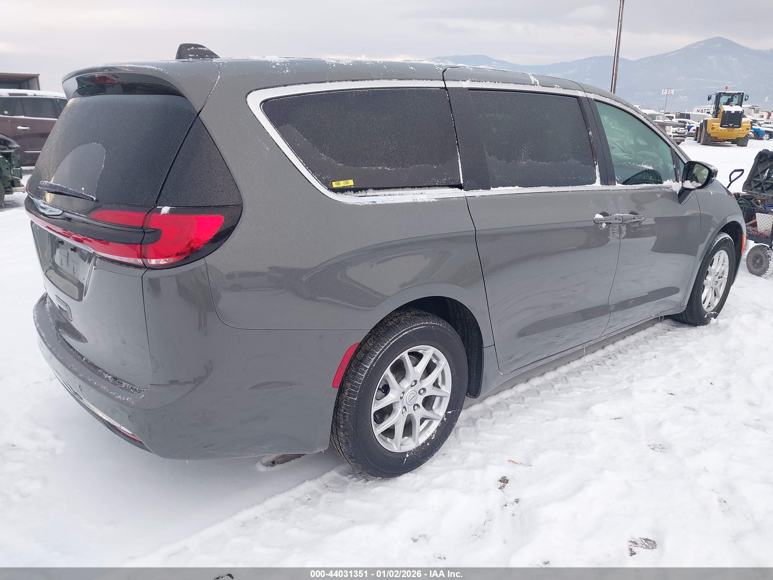CHRYSLER PACIFICA image 4