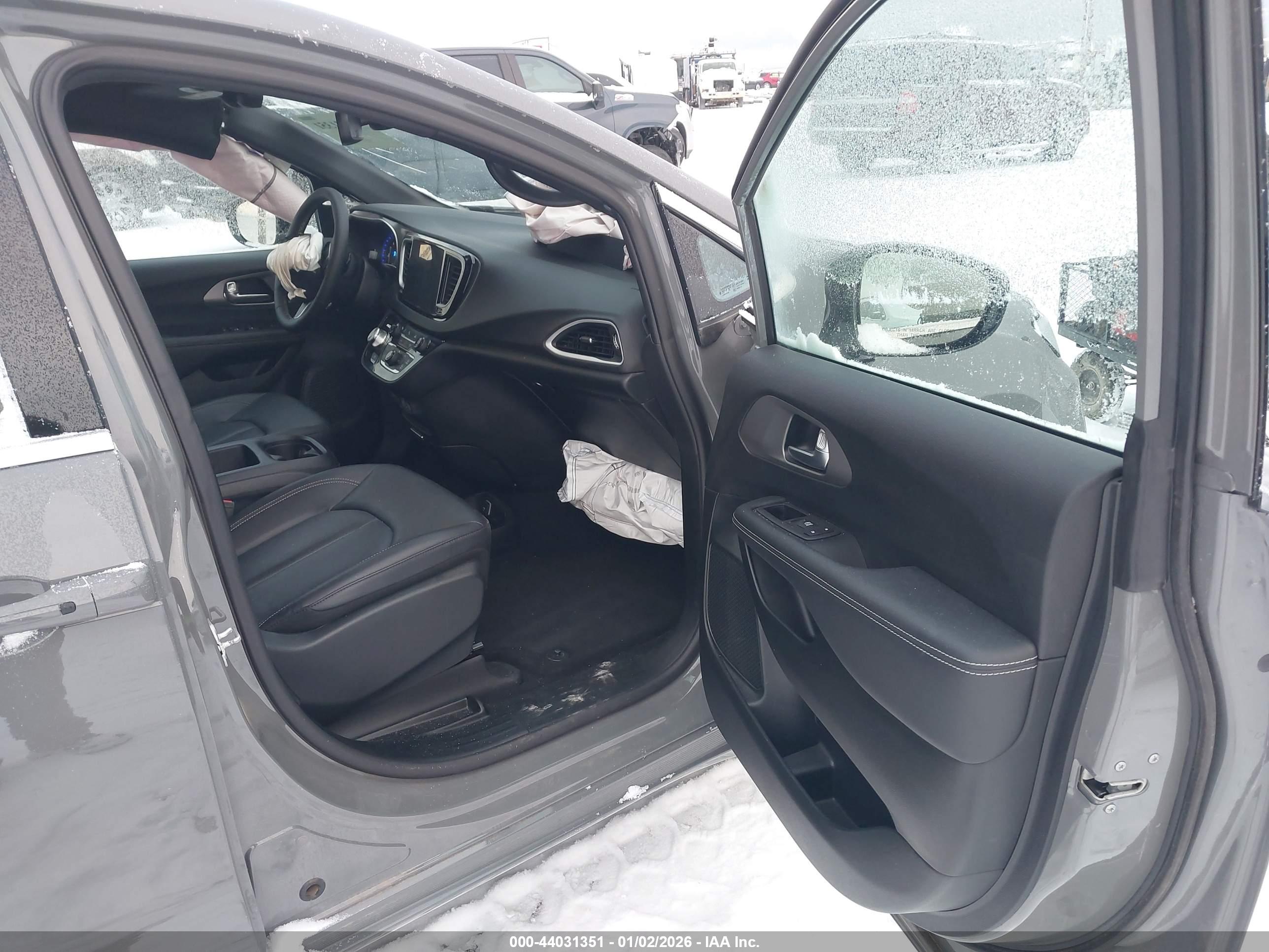 CHRYSLER PACIFICA image 5