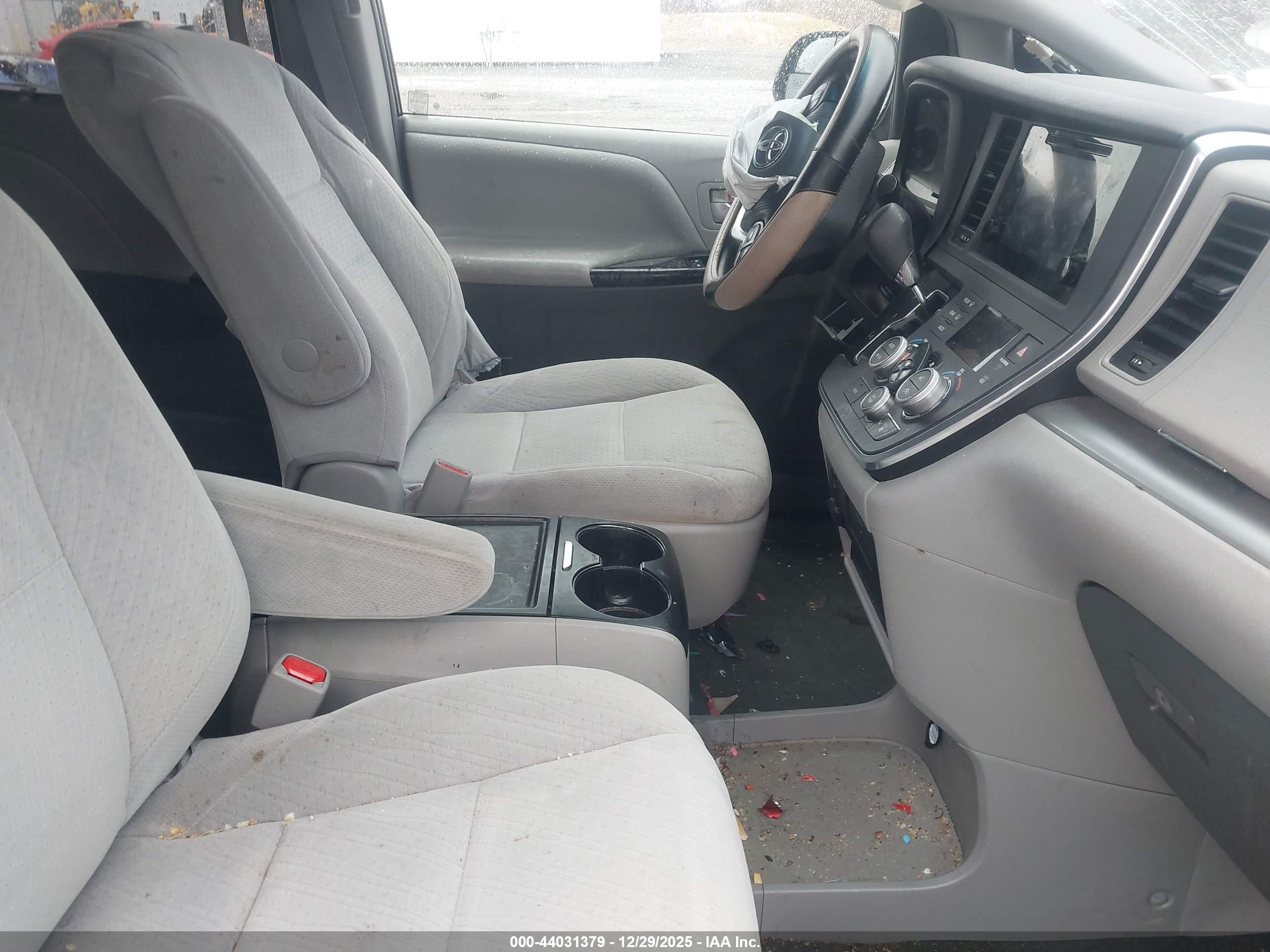 TOYOTA SIENNA image 5