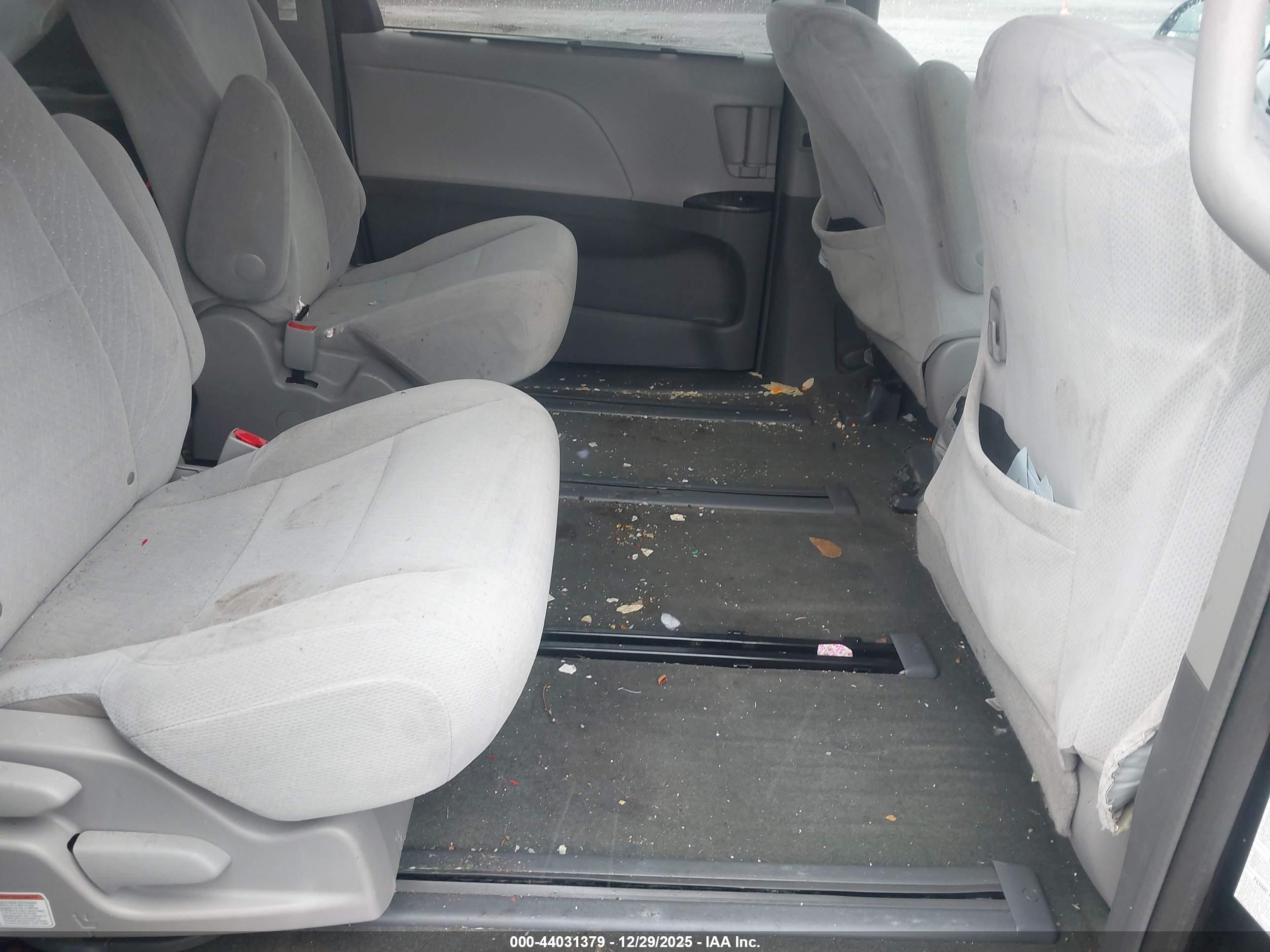 TOYOTA SIENNA image 8