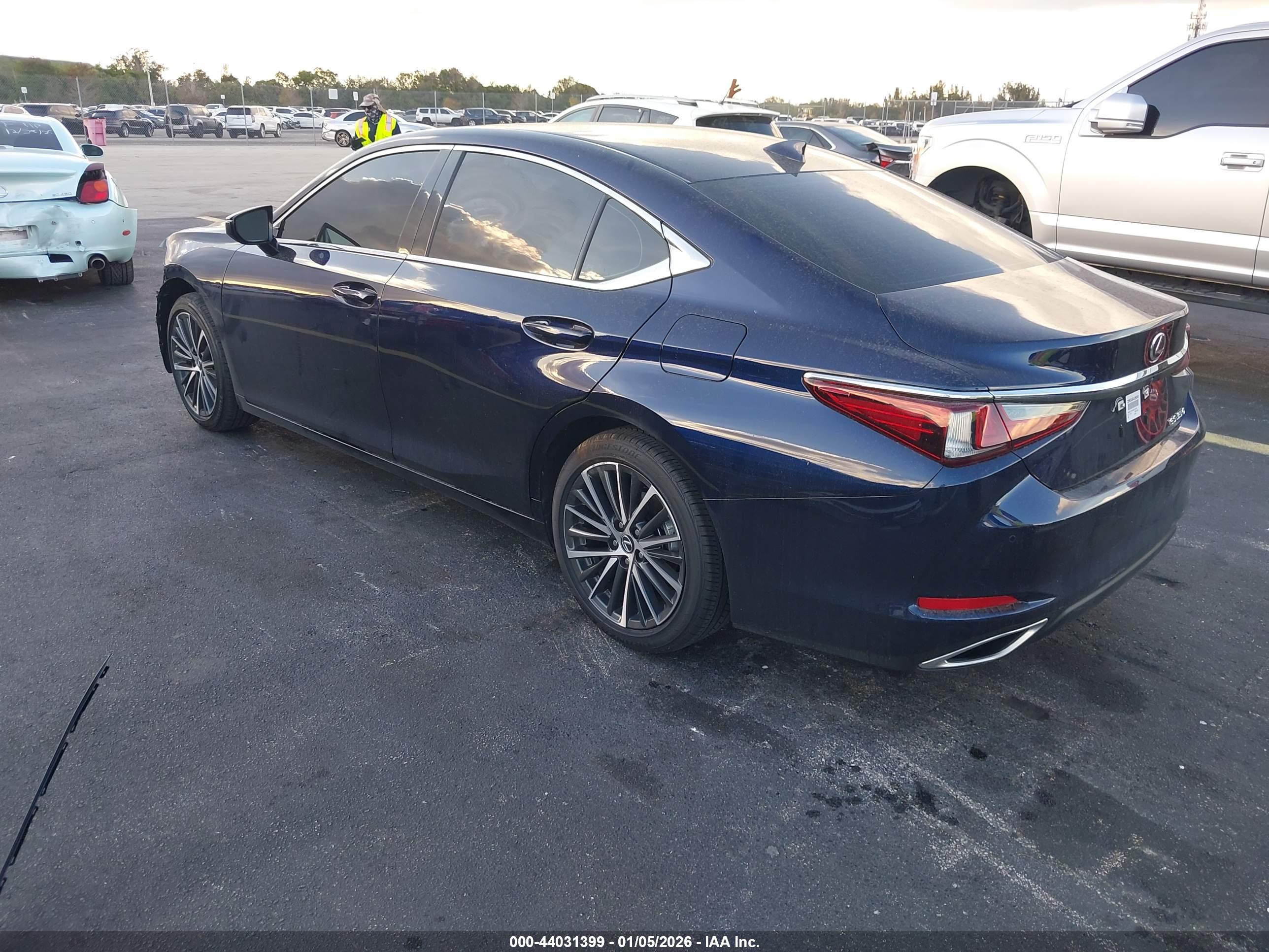 LEXUS ES image 3