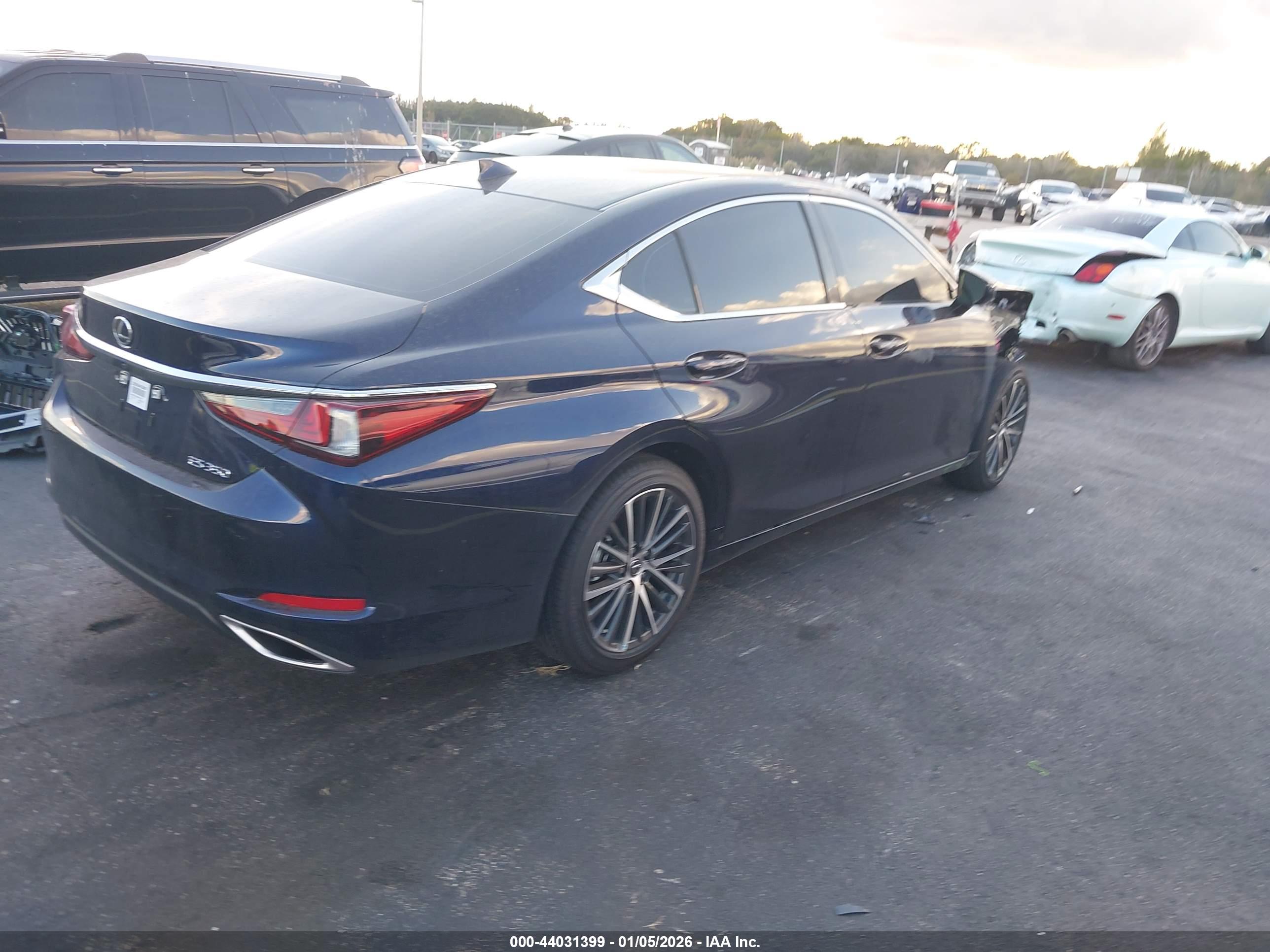 LEXUS ES image 4