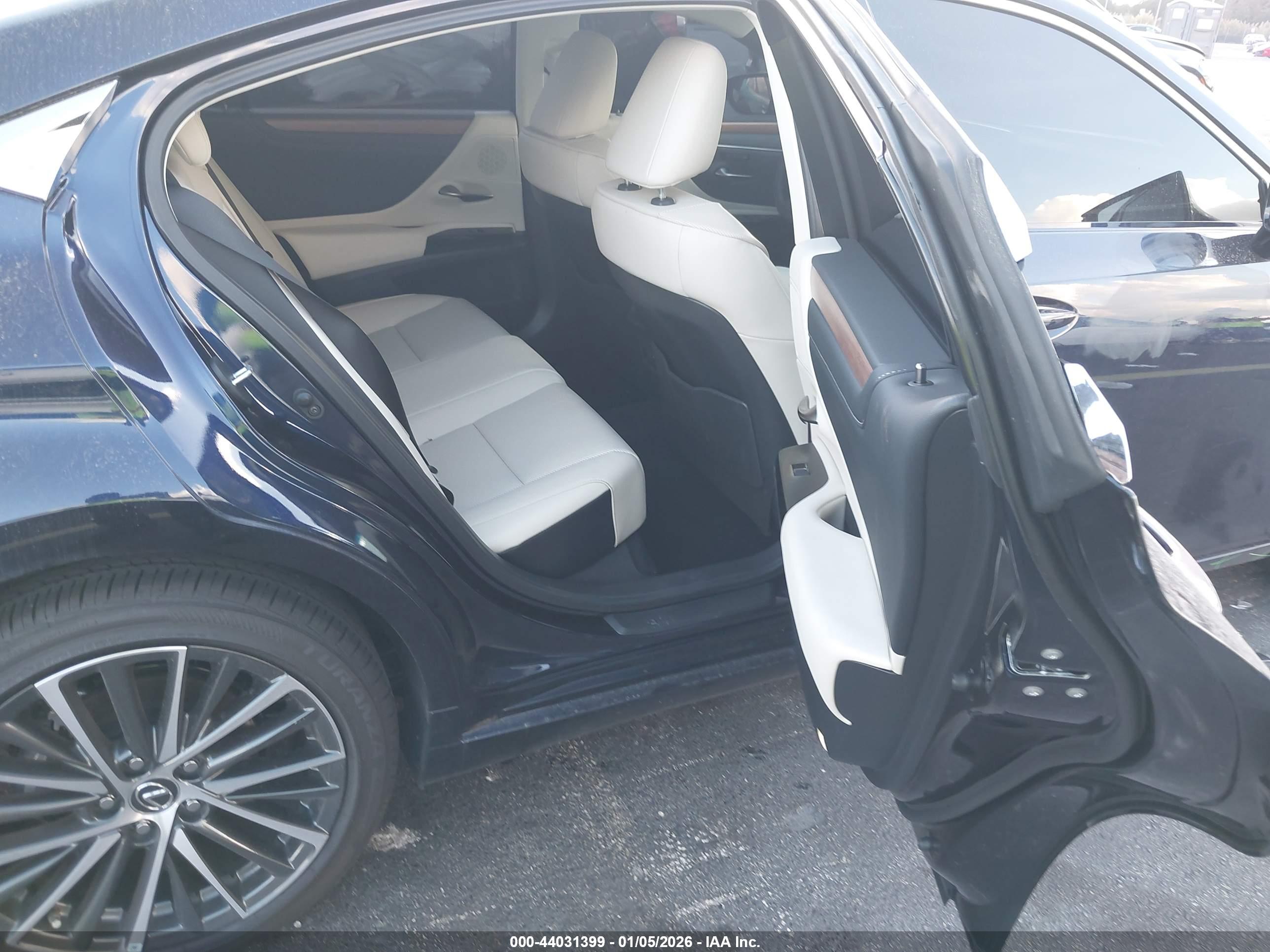 LEXUS ES image 8
