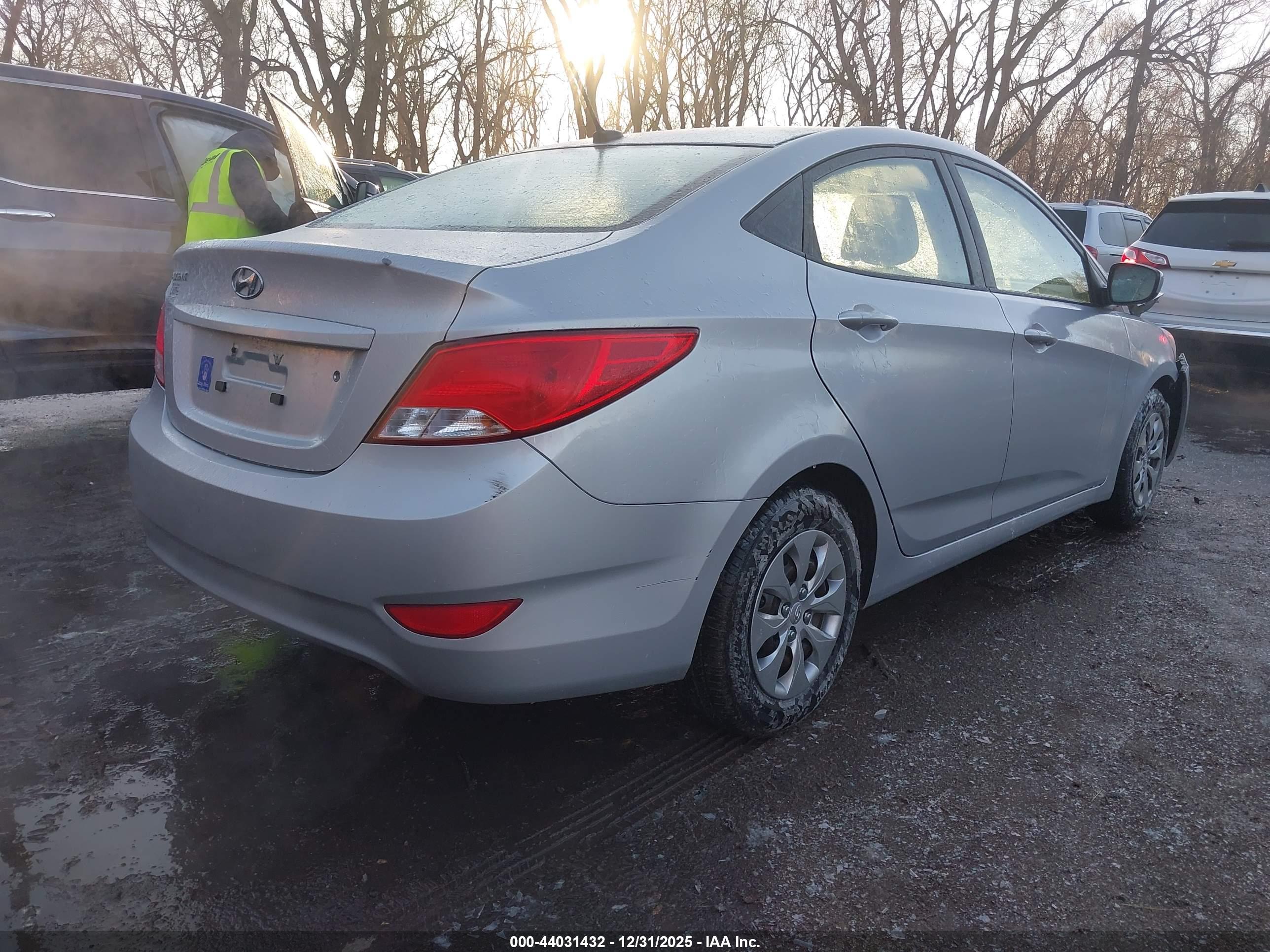 HYUNDAI ACCENT image 4