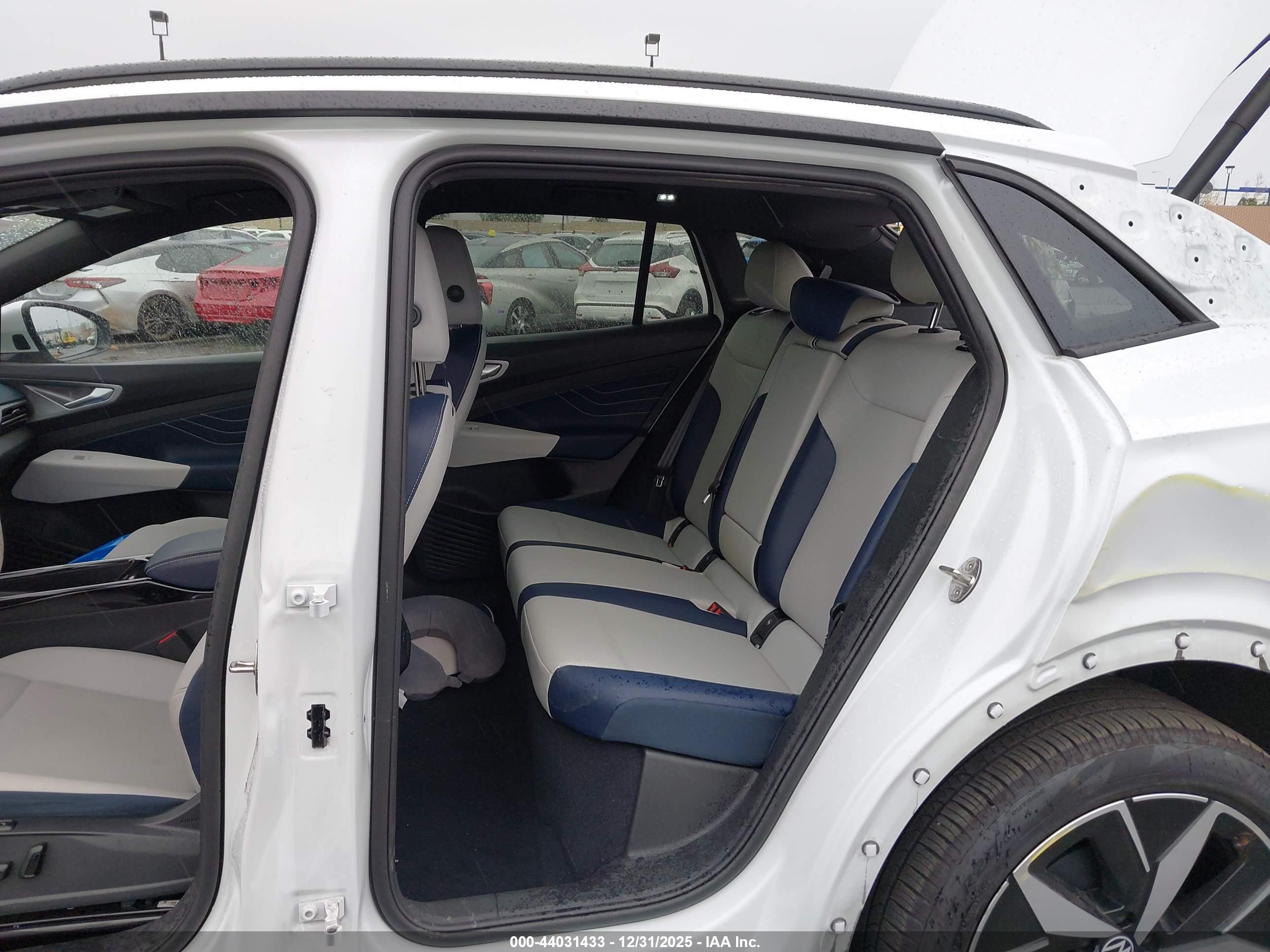 VOLKSWAGEN ID.4 image 8