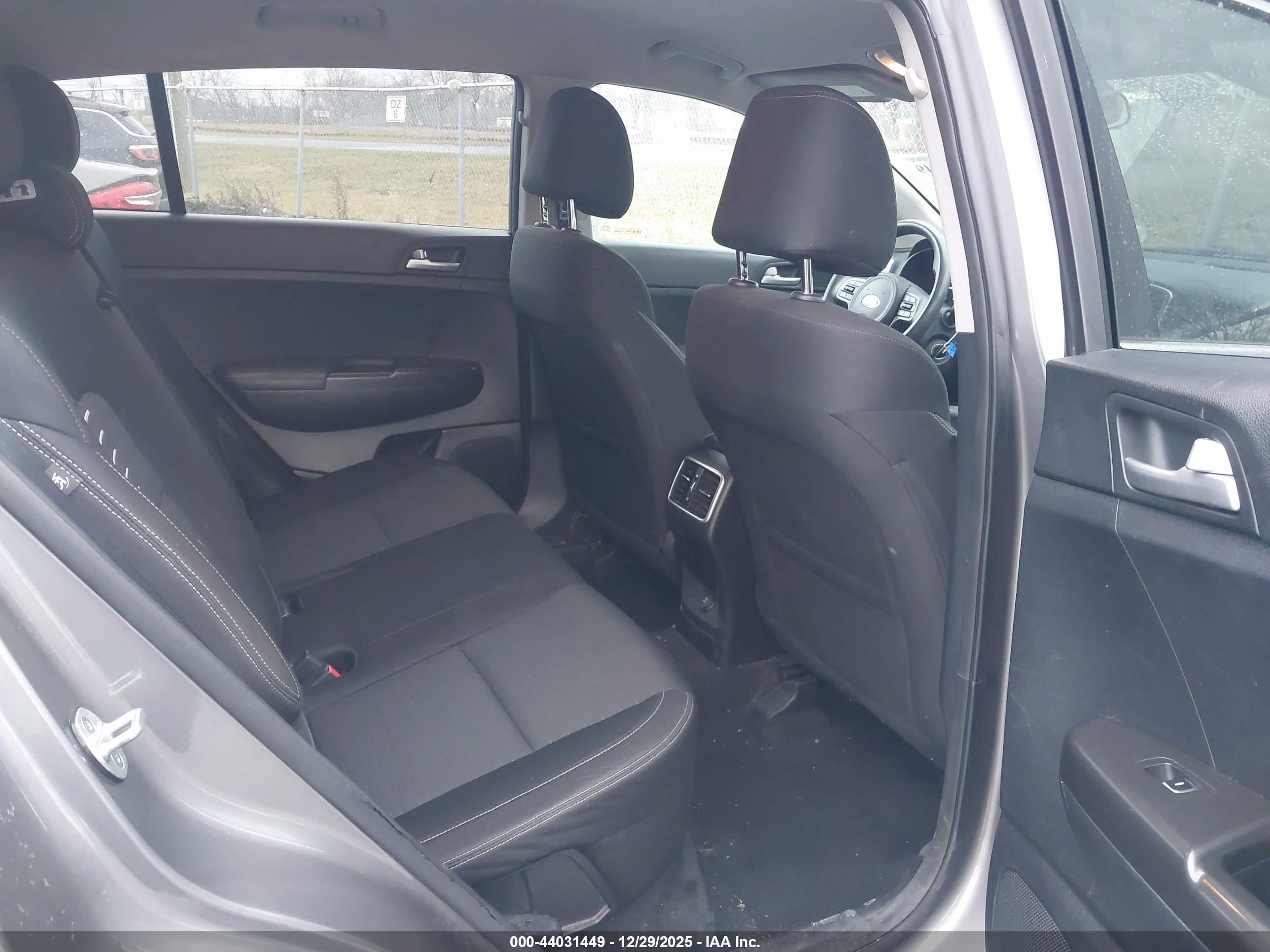 KIA SPORTAGE image 8