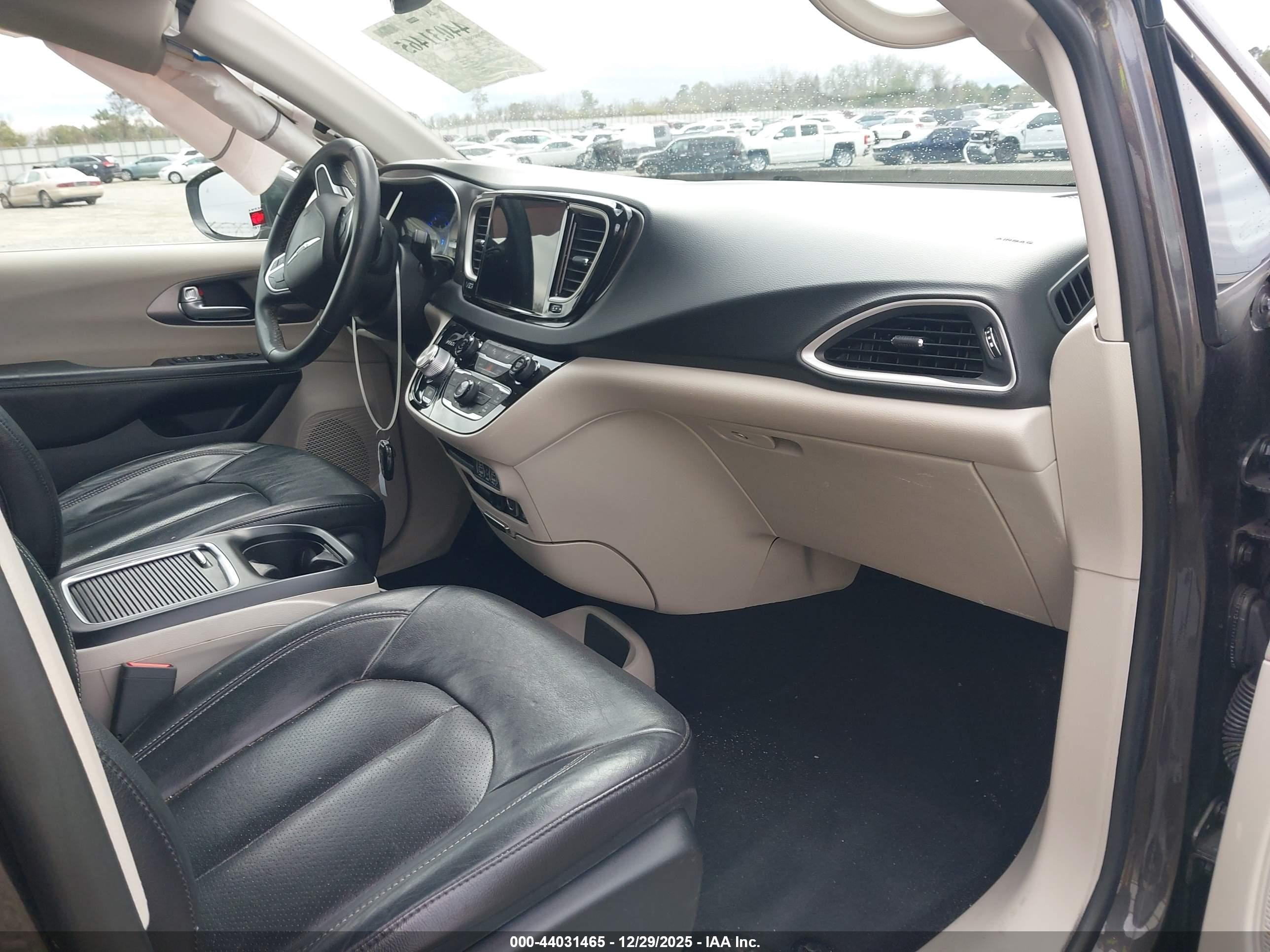 CHRYSLER PACIFICA image 5