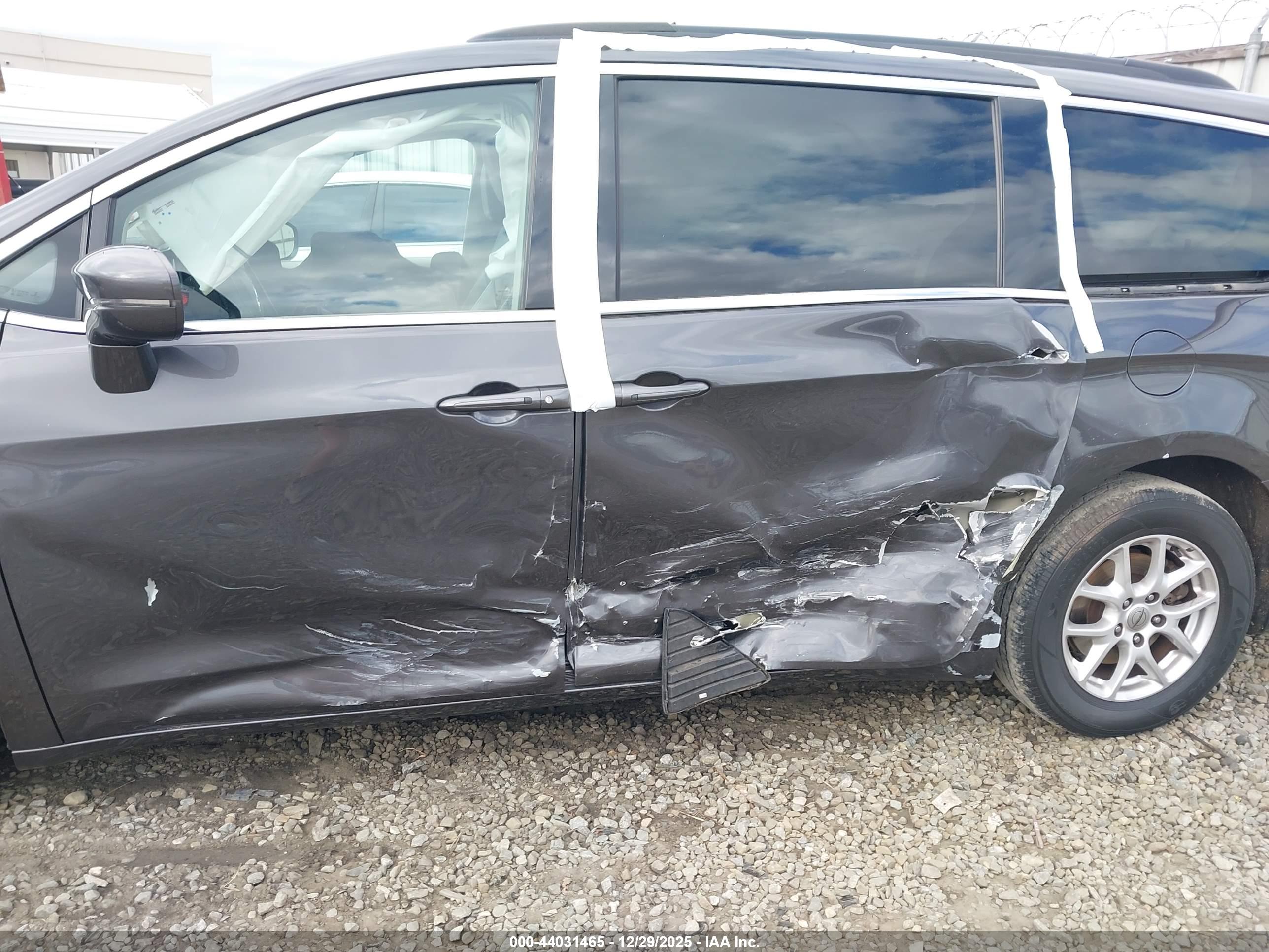CHRYSLER PACIFICA image 6
