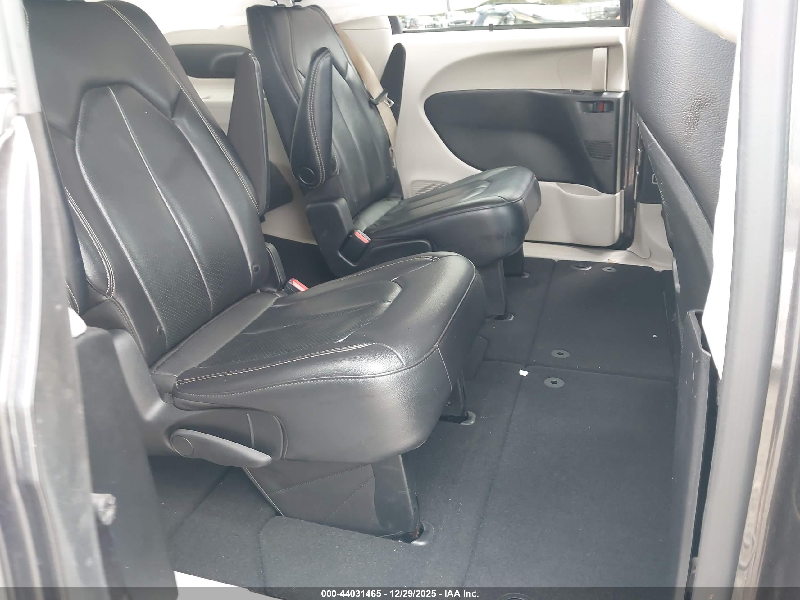 CHRYSLER PACIFICA image 8