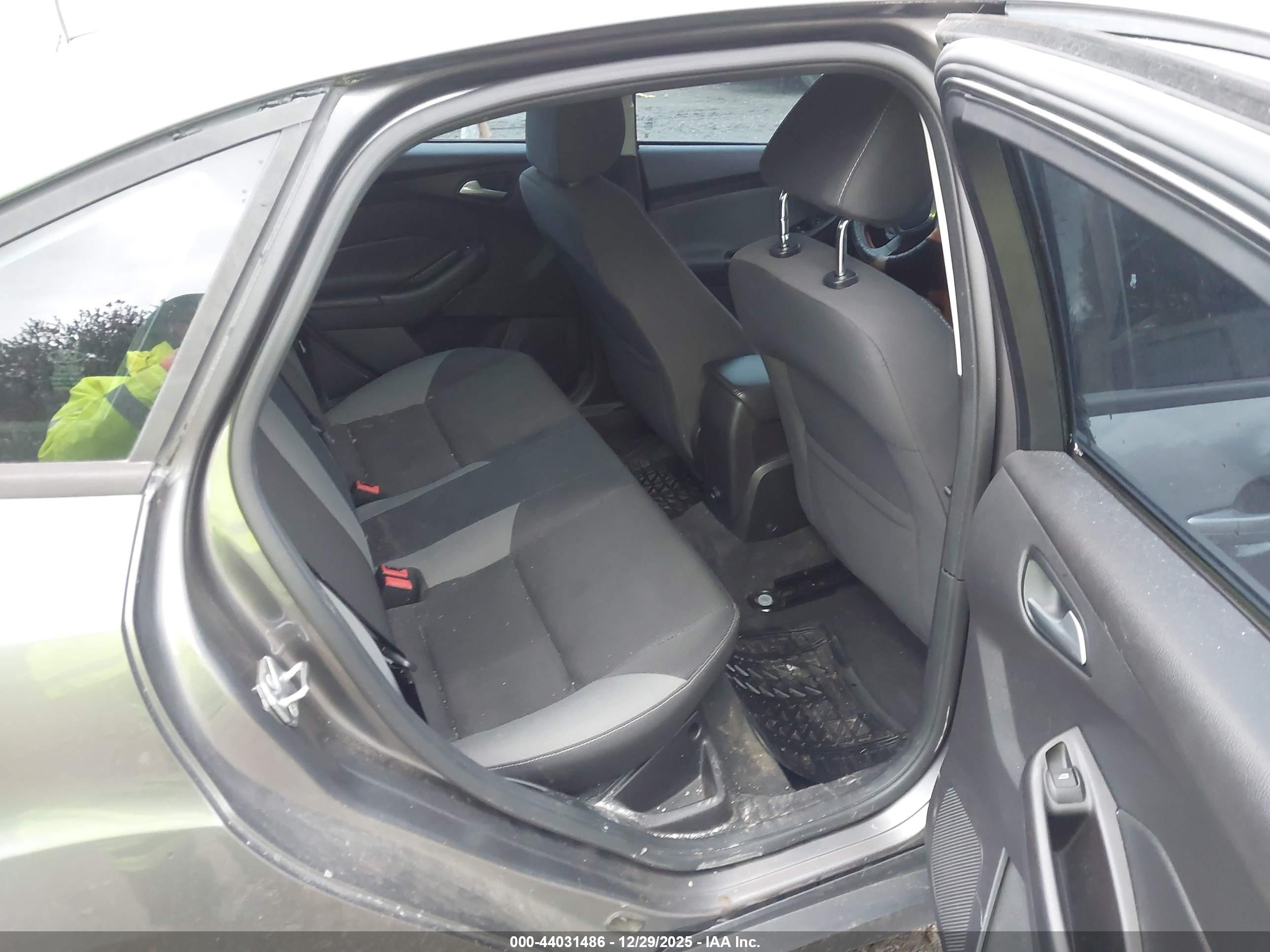 FORD FOCUS image 8