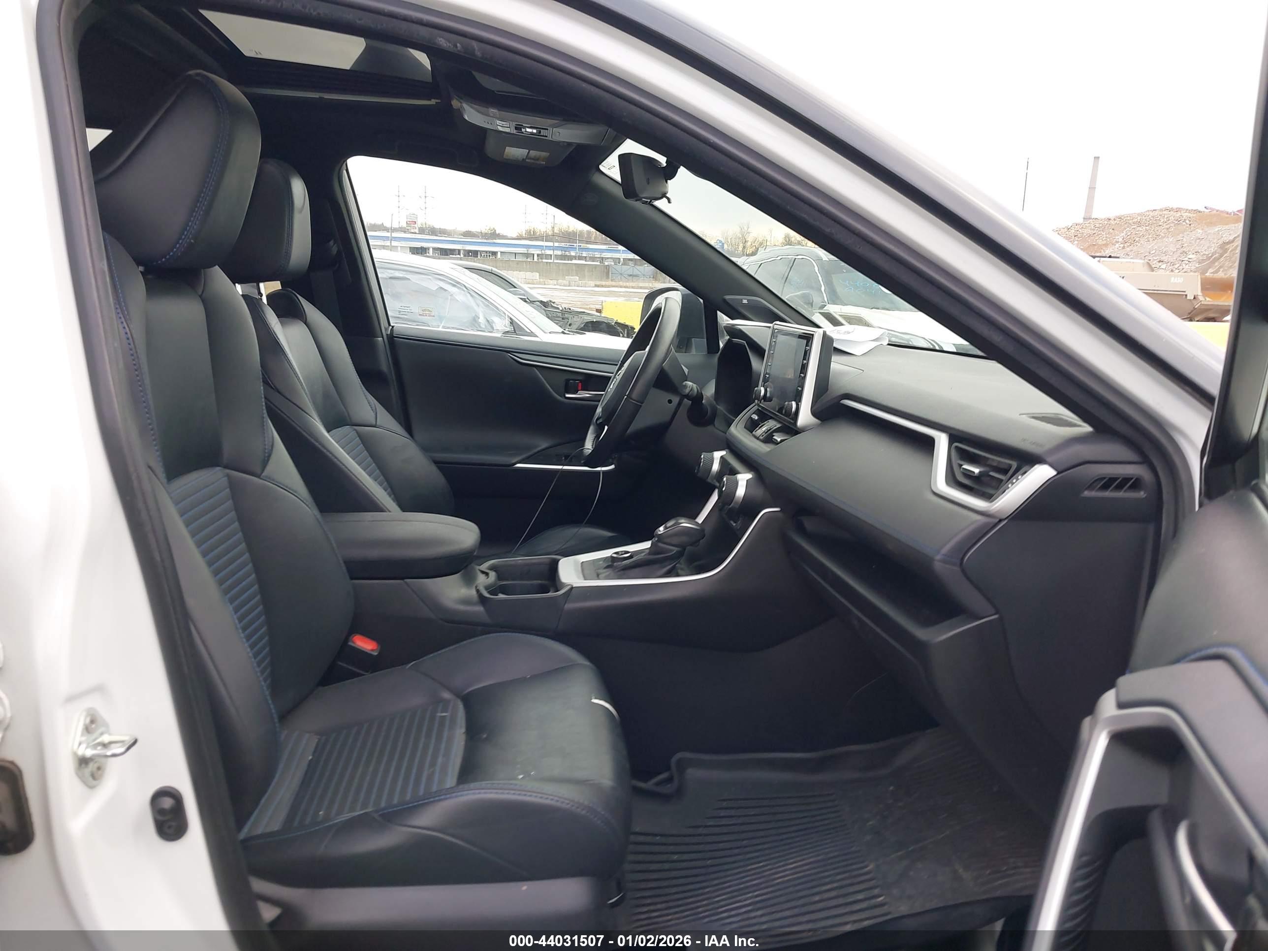 TOYOTA RAV4 image 5