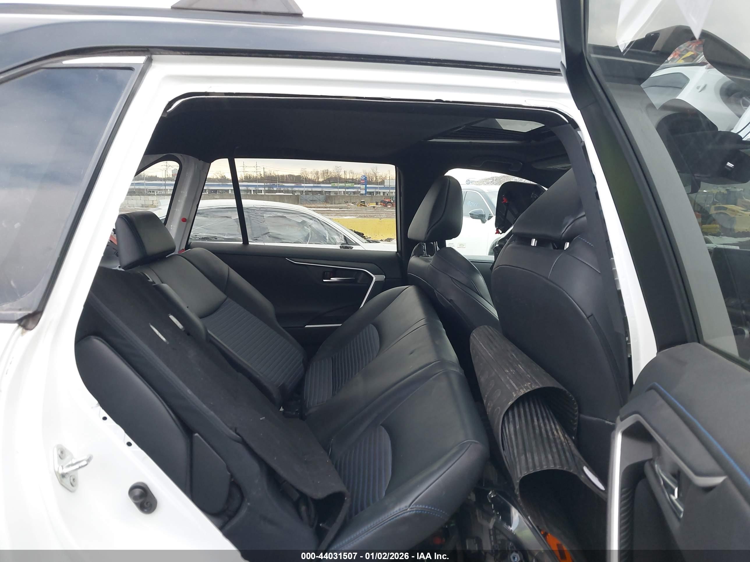TOYOTA RAV4 image 8