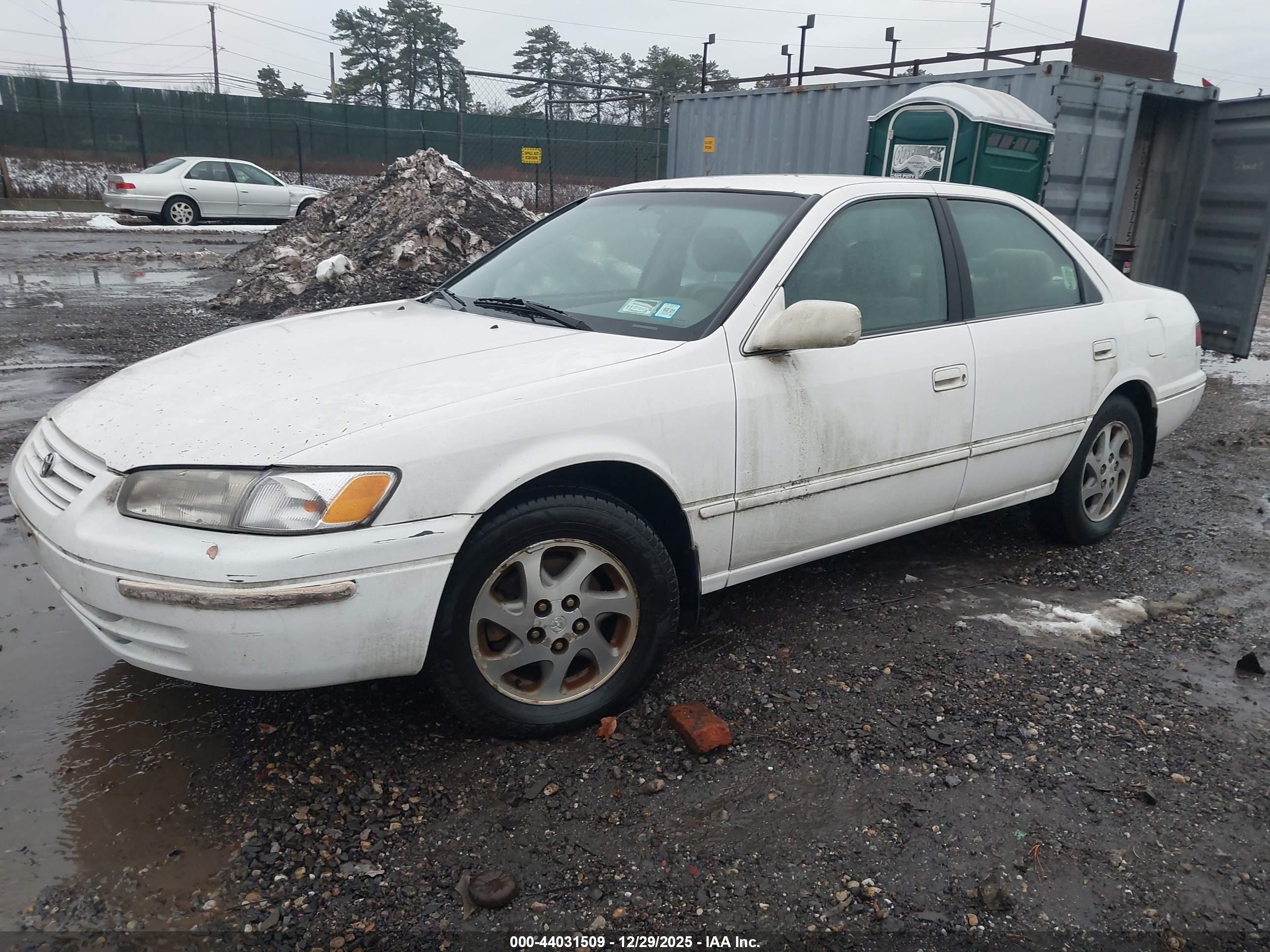 TOYOTA CAMRY image 2