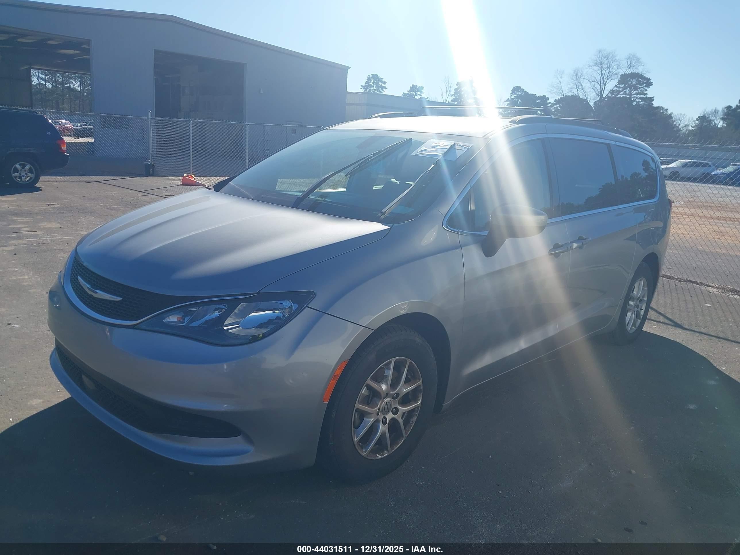 CHRYSLER VOYAGER image 2