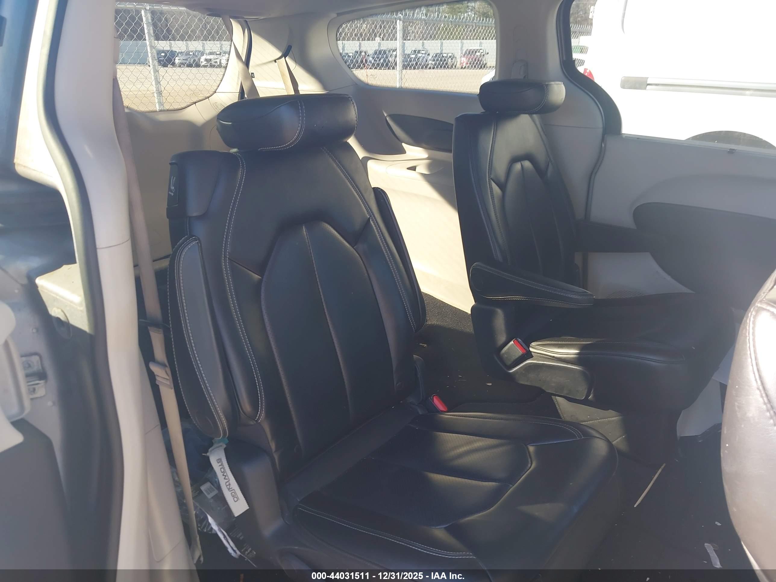 CHRYSLER VOYAGER image 8