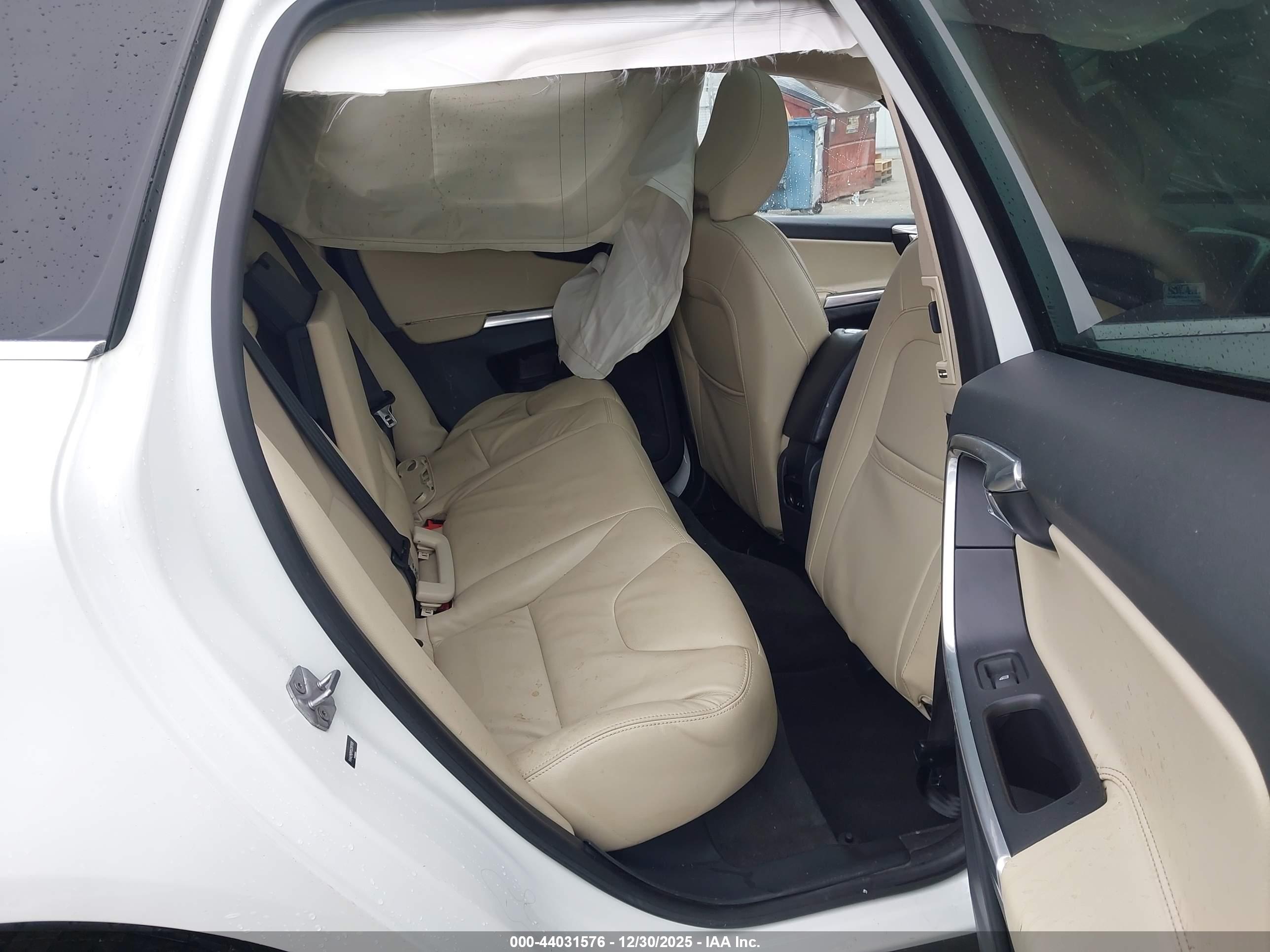 VOLVO XC60 image 8