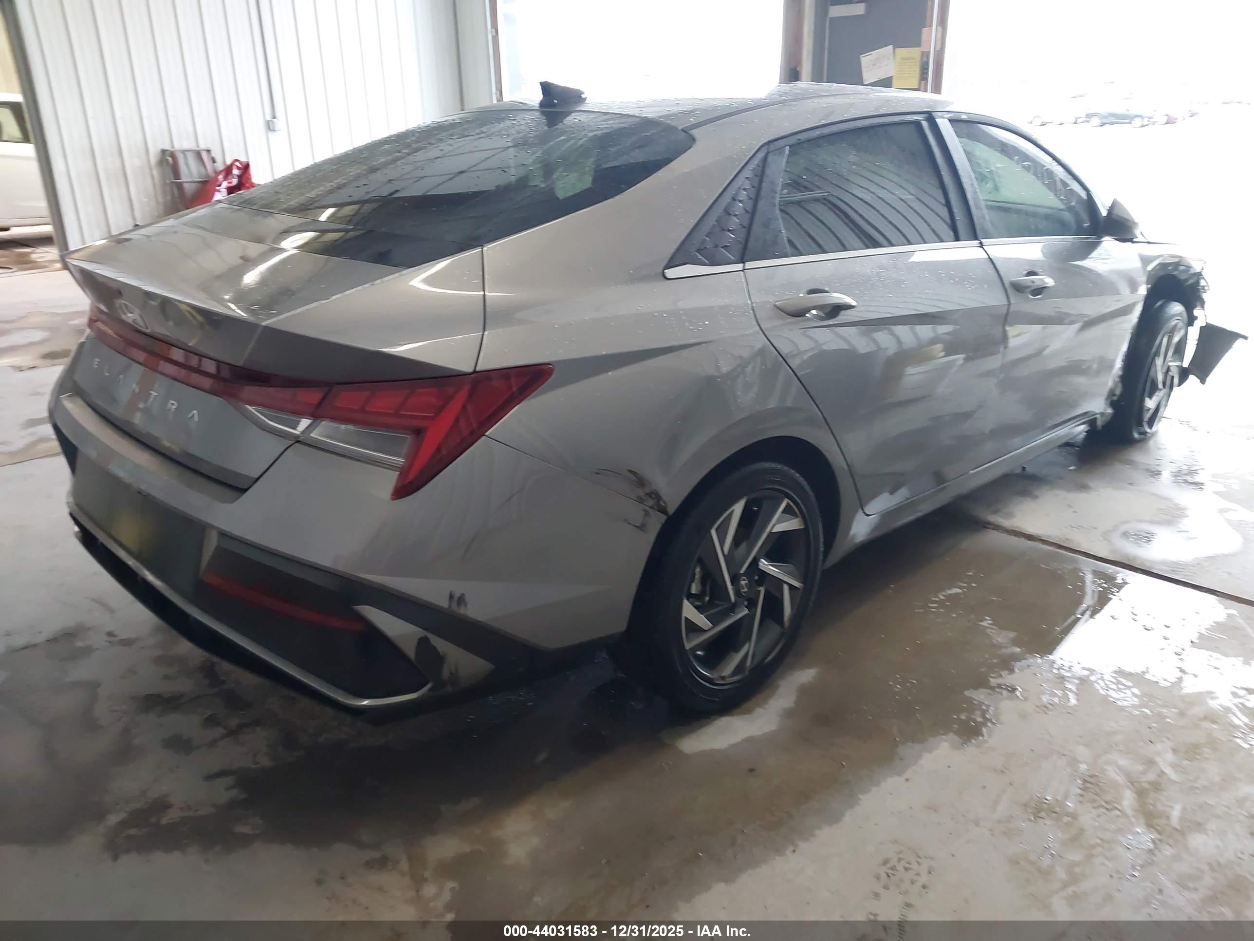 HYUNDAI ELANTRA image 4