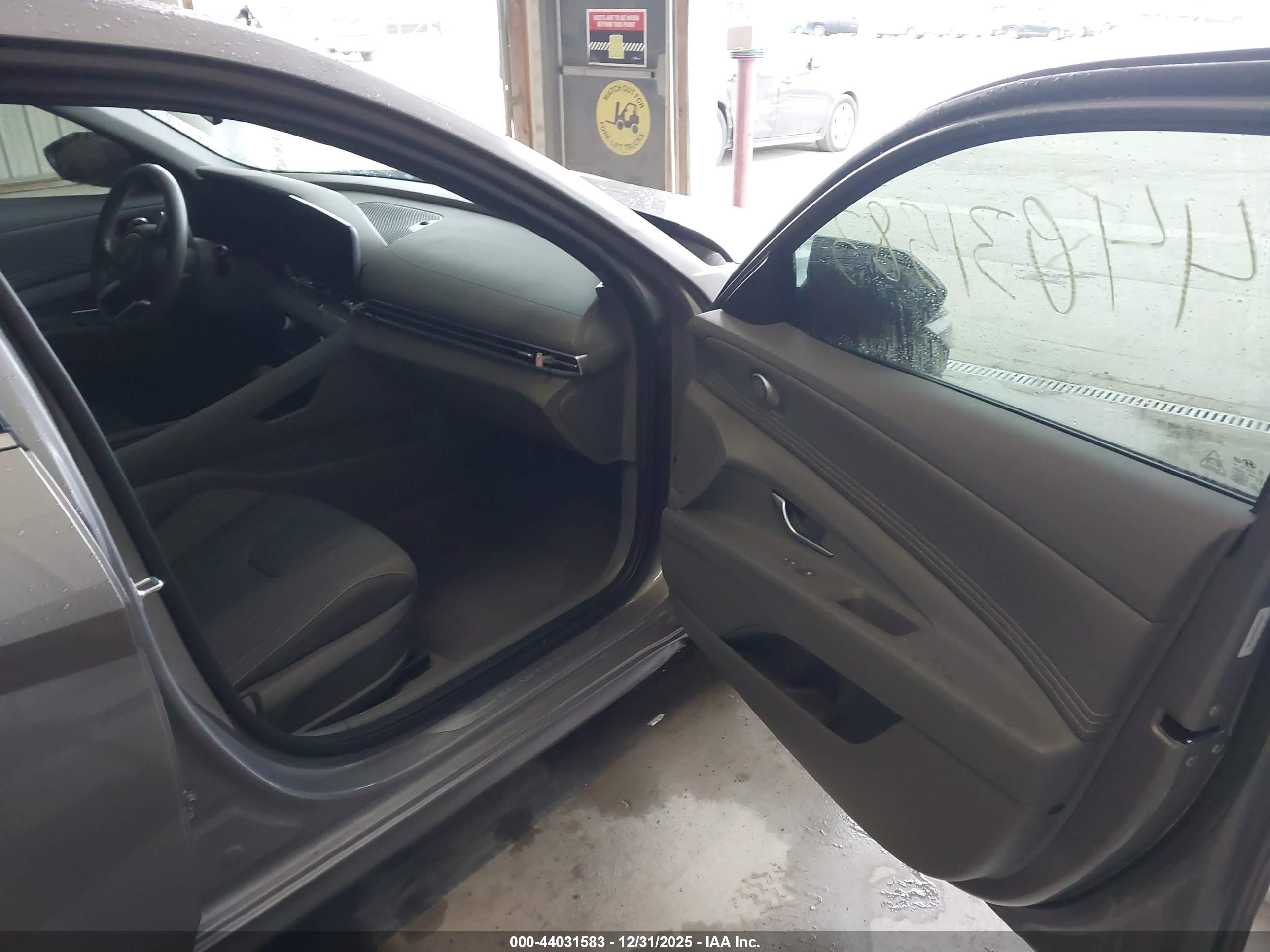 HYUNDAI ELANTRA image 5