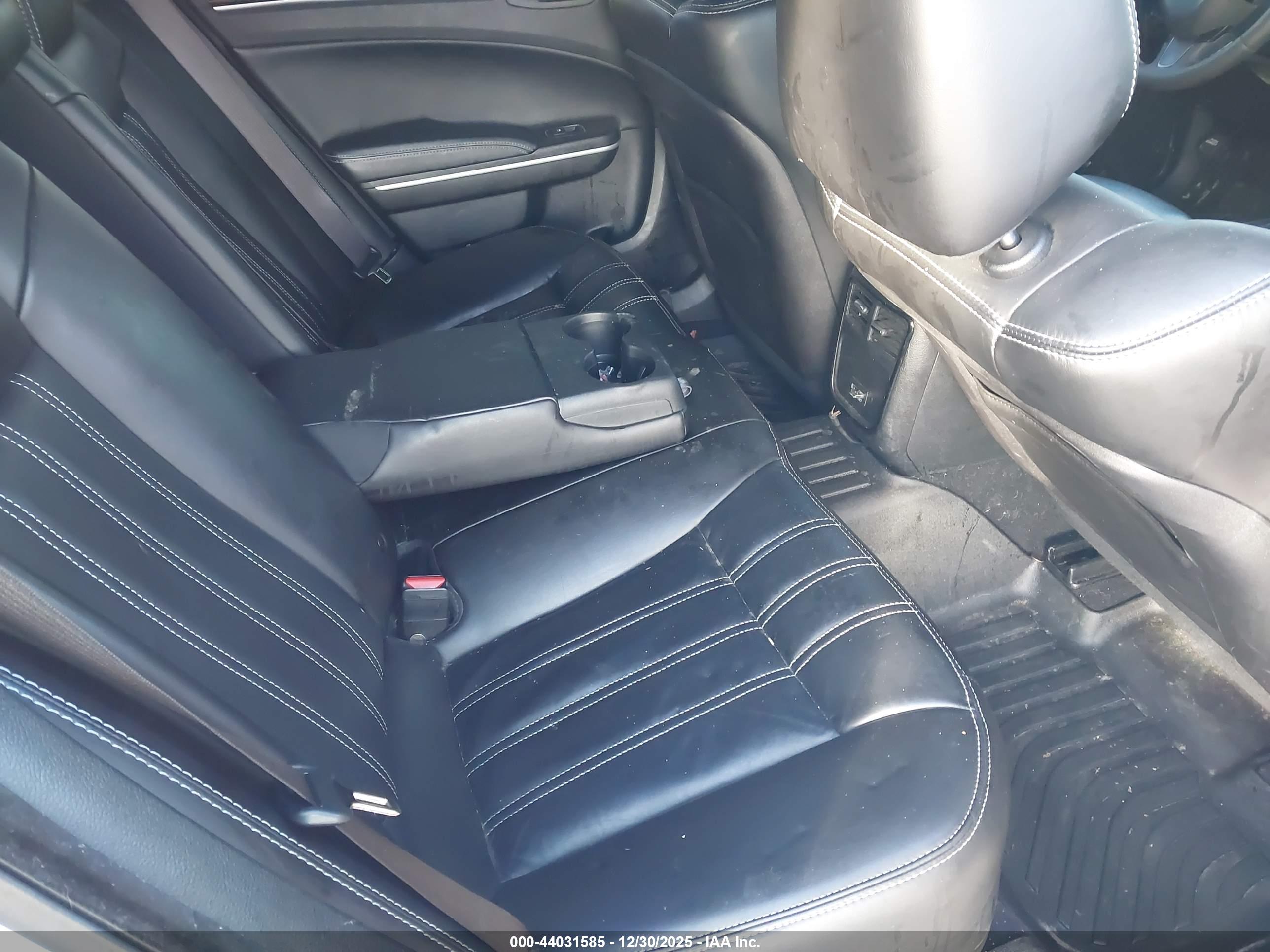 CHRYSLER 300 image 8