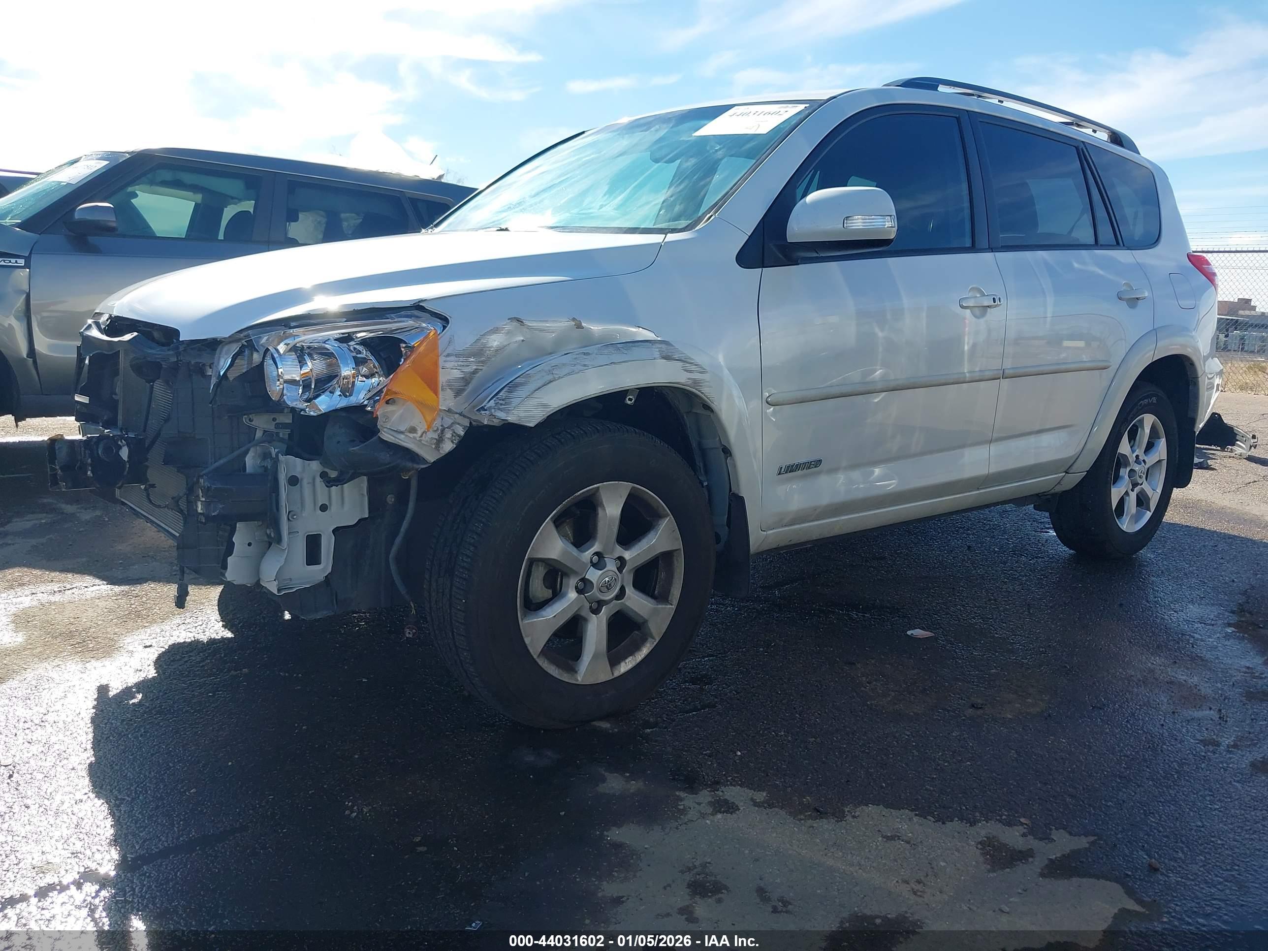 TOYOTA RAV4 image 2