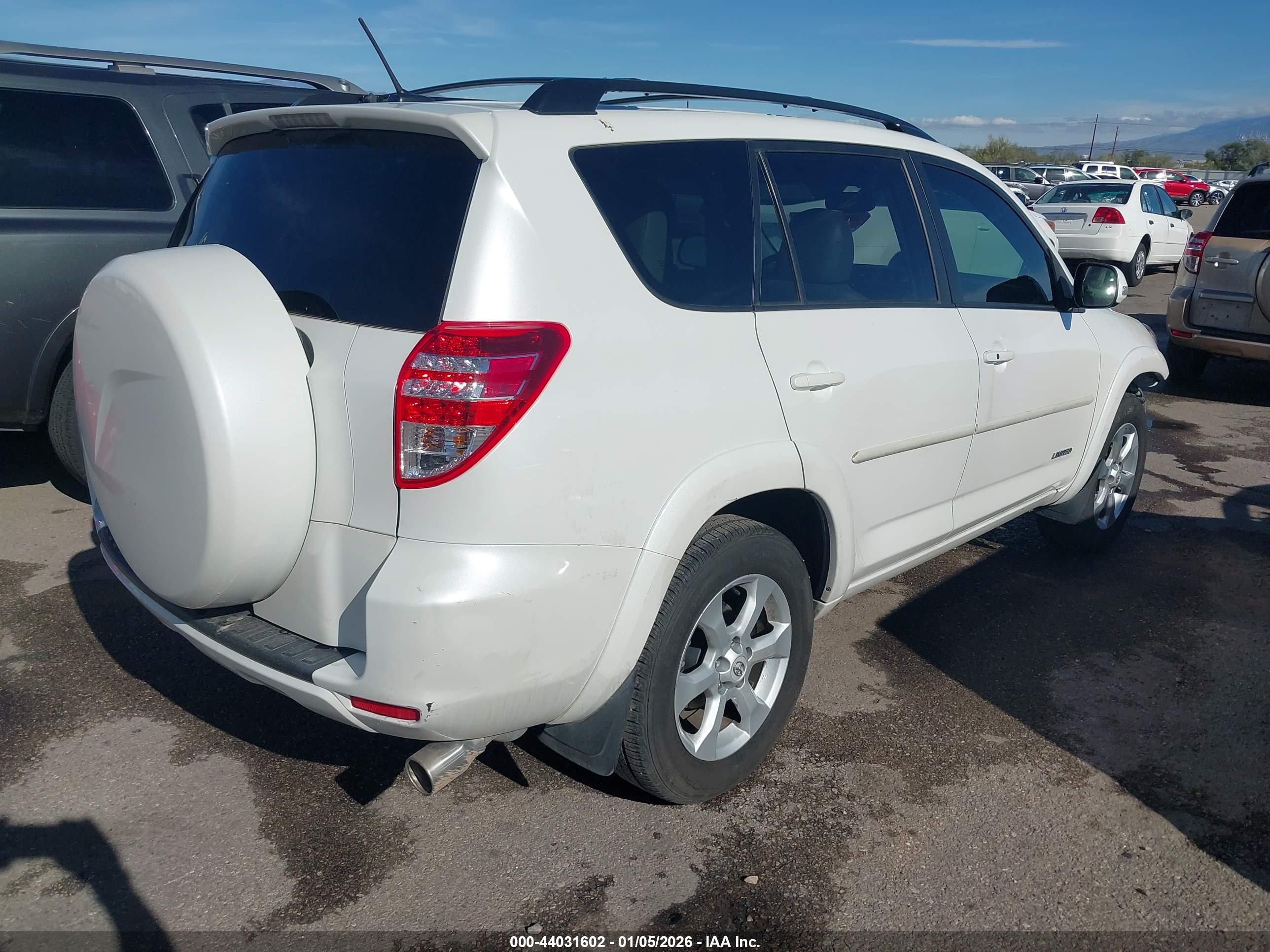 TOYOTA RAV4 image 4