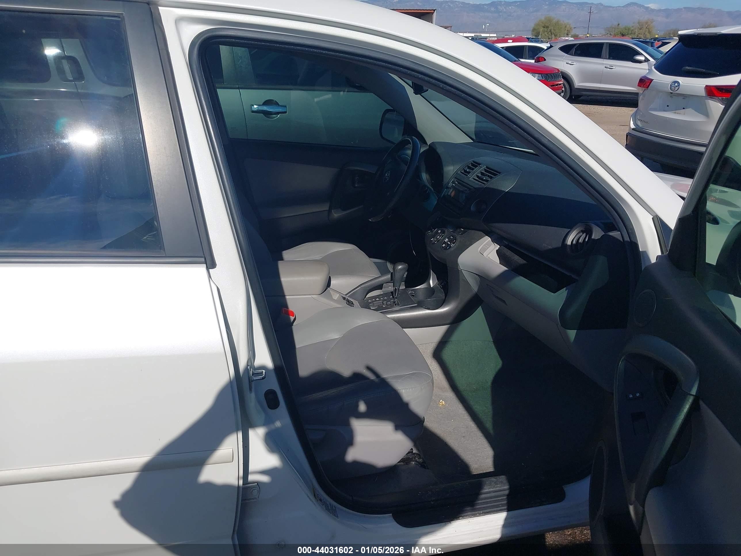 TOYOTA RAV4 image 5
