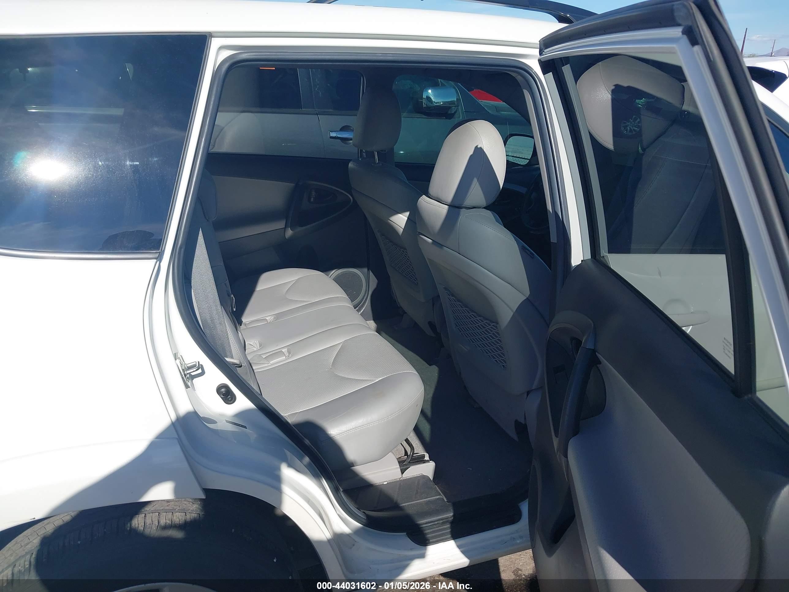 TOYOTA RAV4 image 8