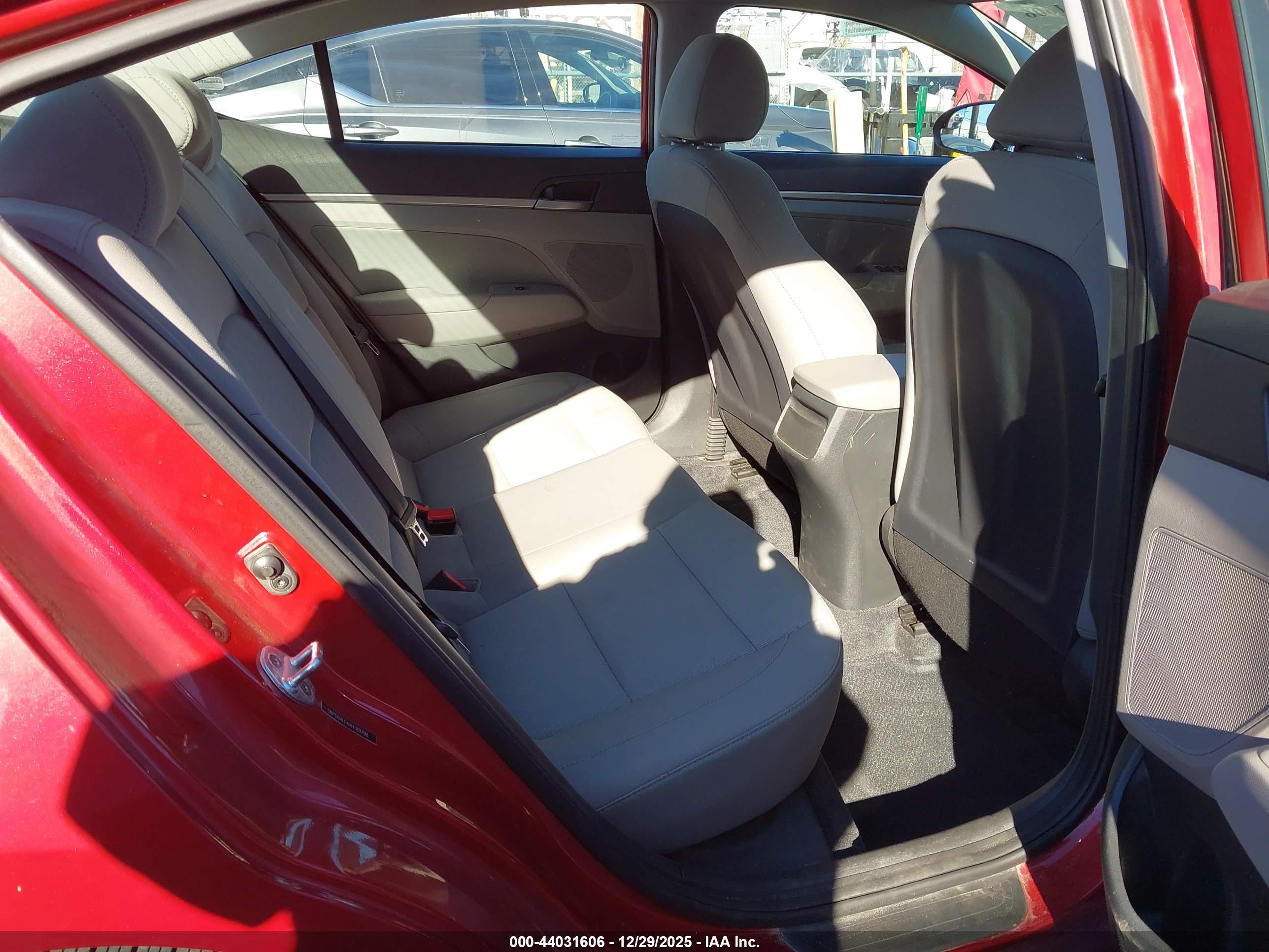 HYUNDAI ELANTRA image 8
