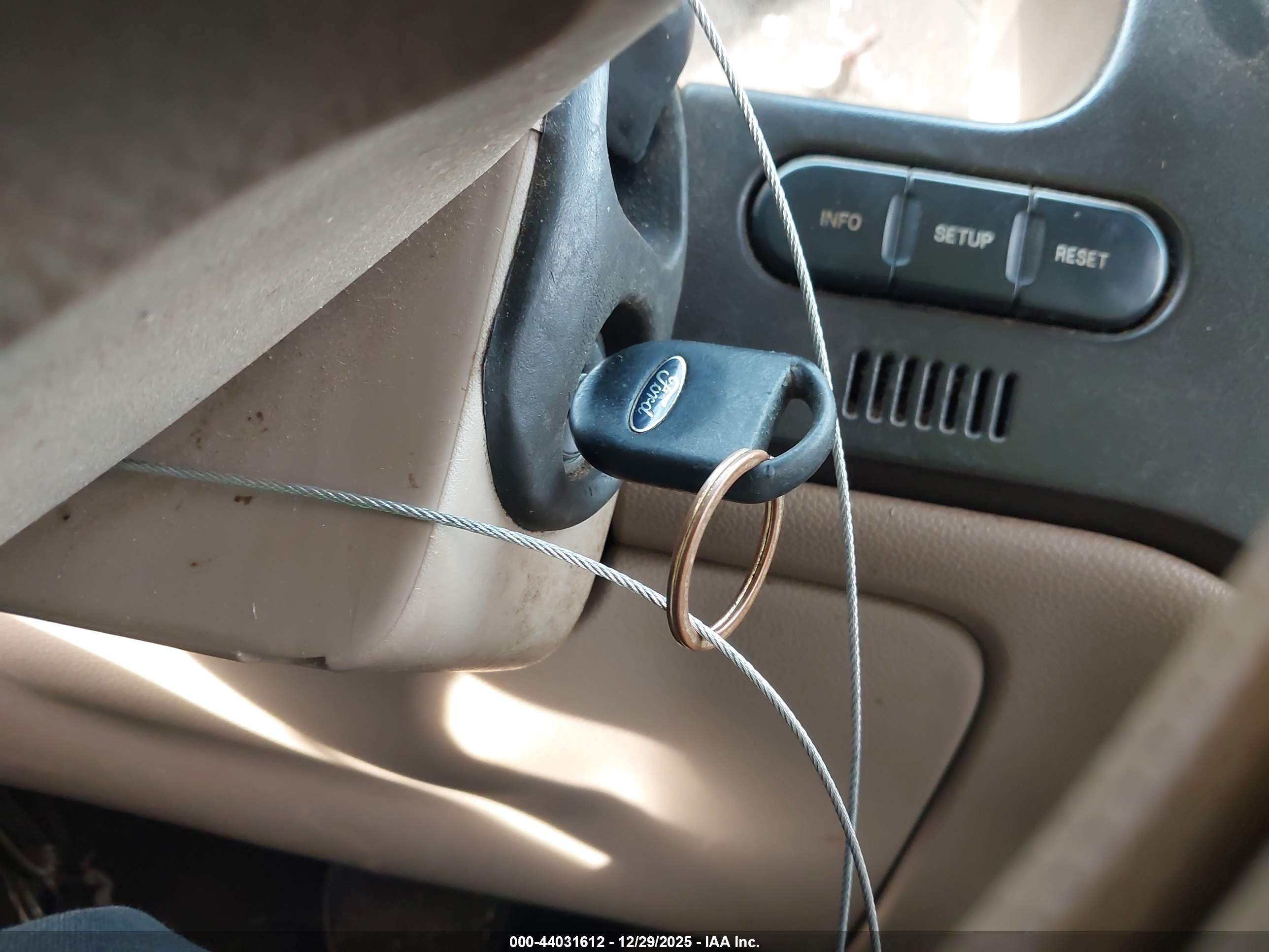 FORD EXPEDITION image 11