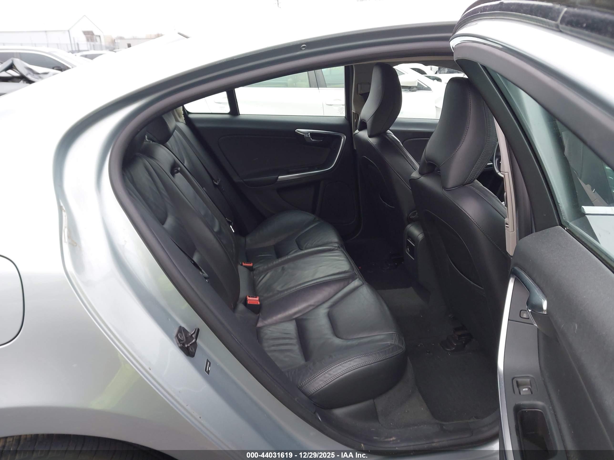 VOLVO S60 image 8