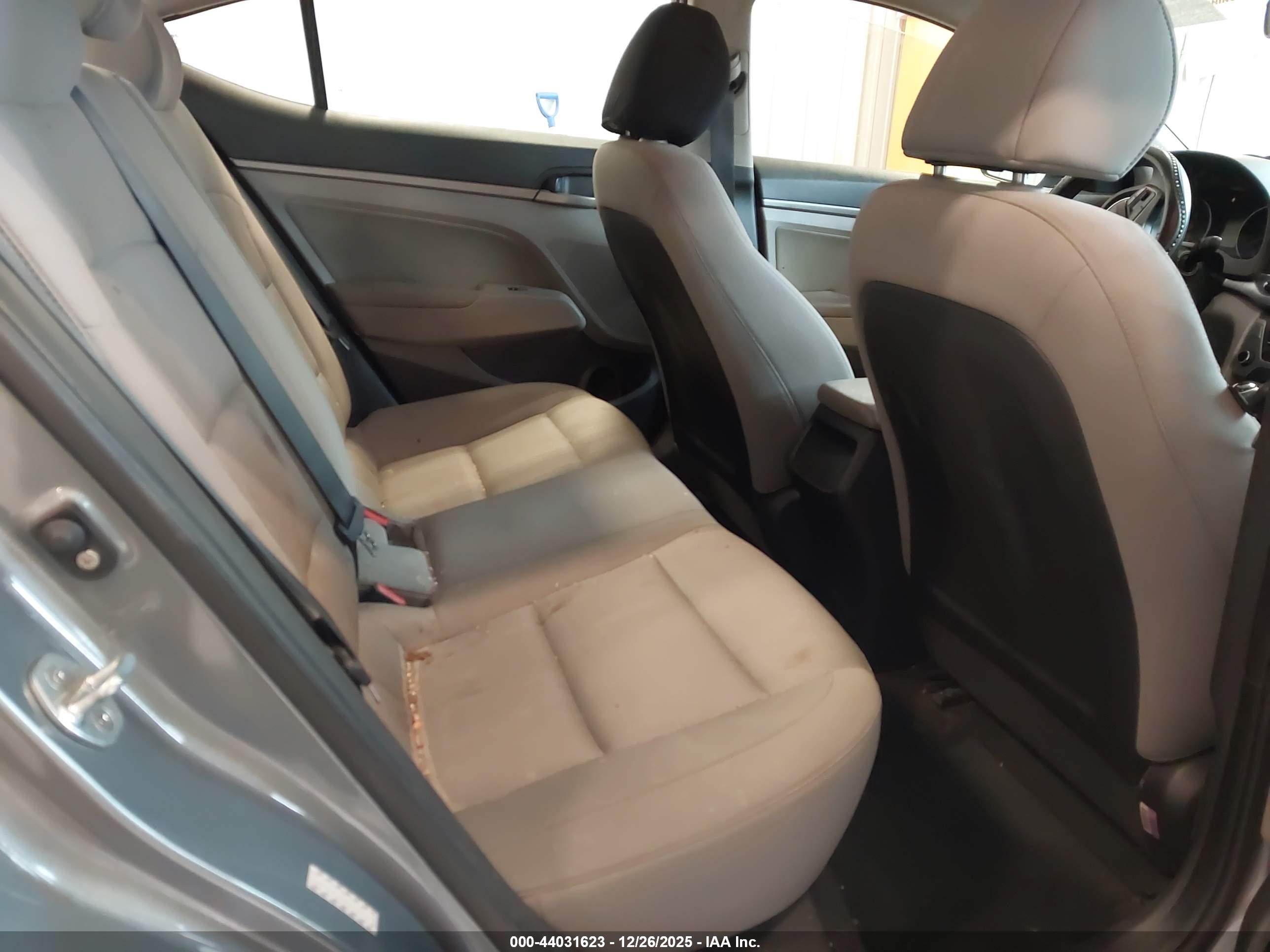 HYUNDAI ELANTRA image 8