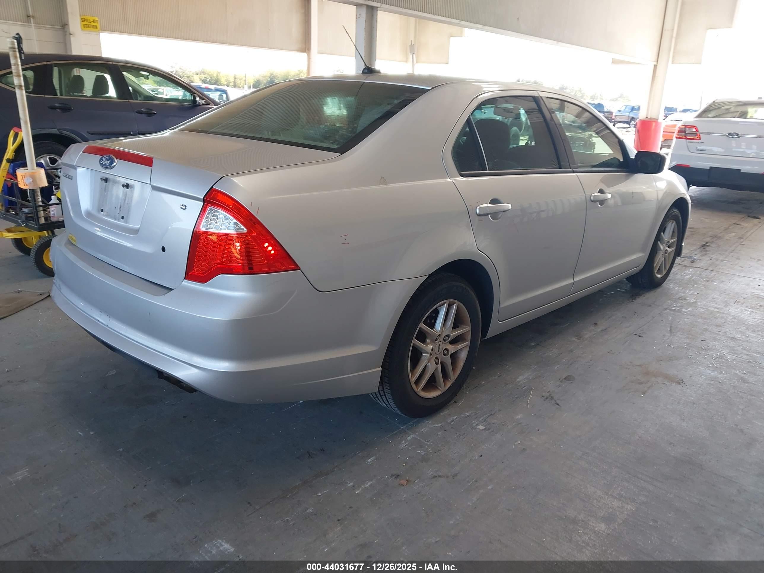 FORD FUSION image 4