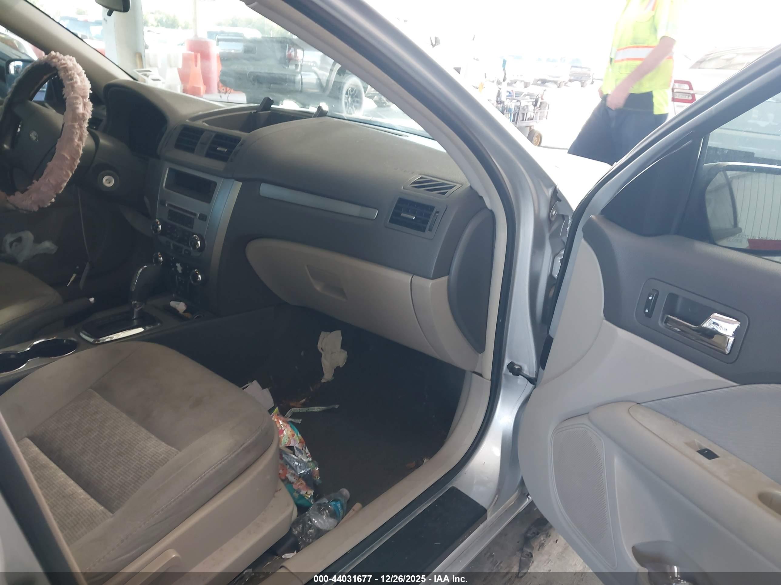 FORD FUSION image 5