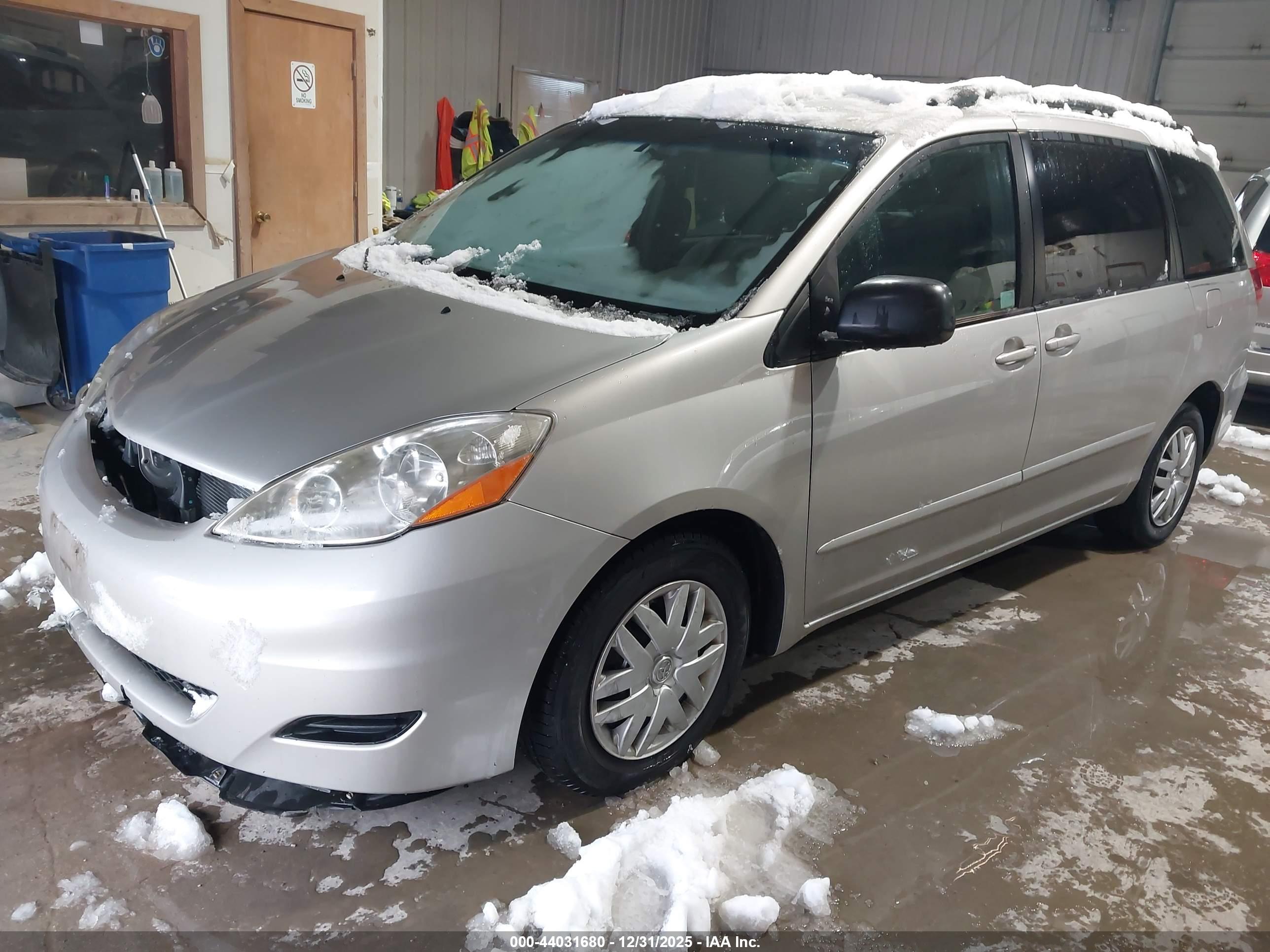 TOYOTA SIENNA image 2