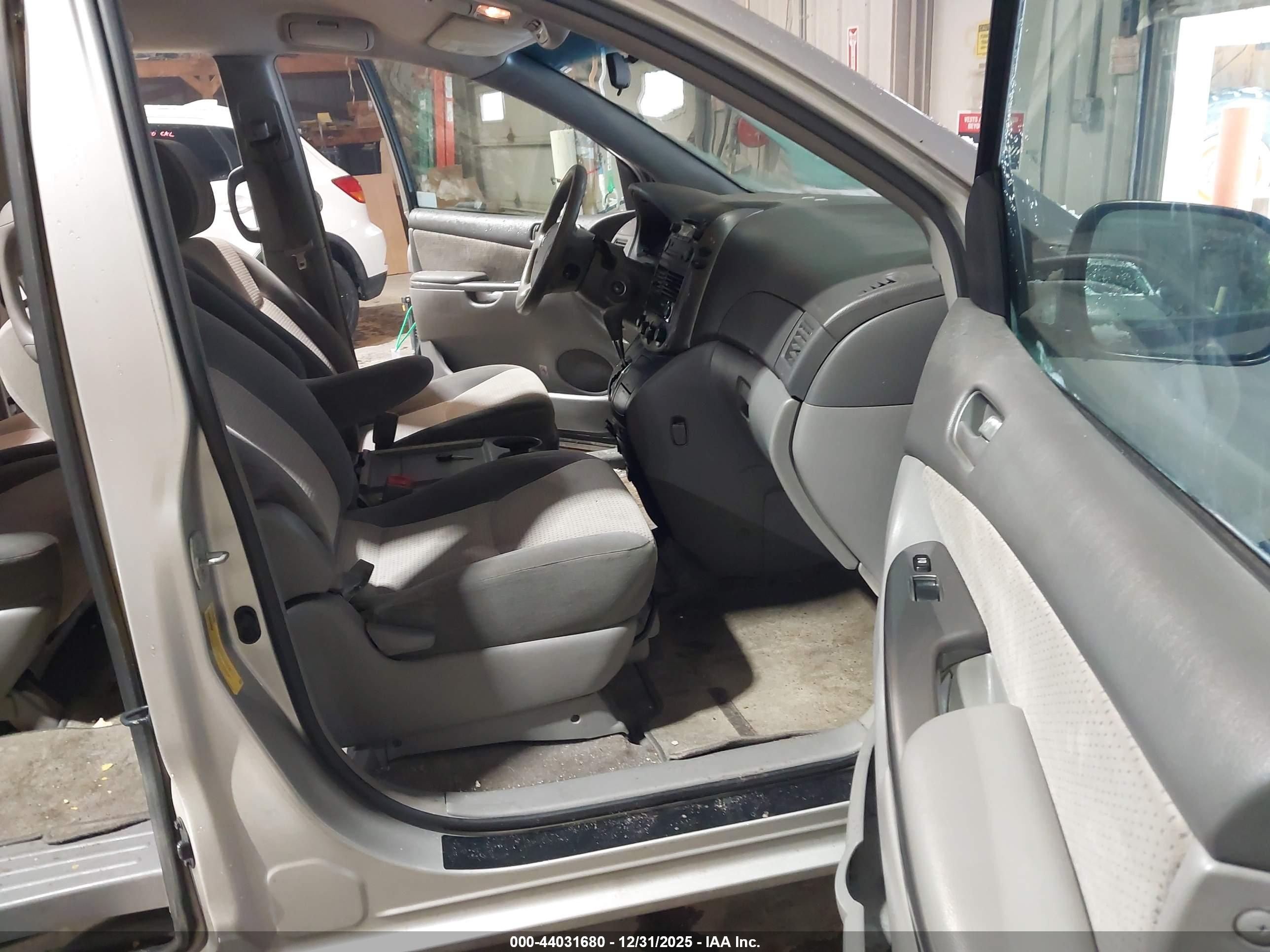 TOYOTA SIENNA image 5