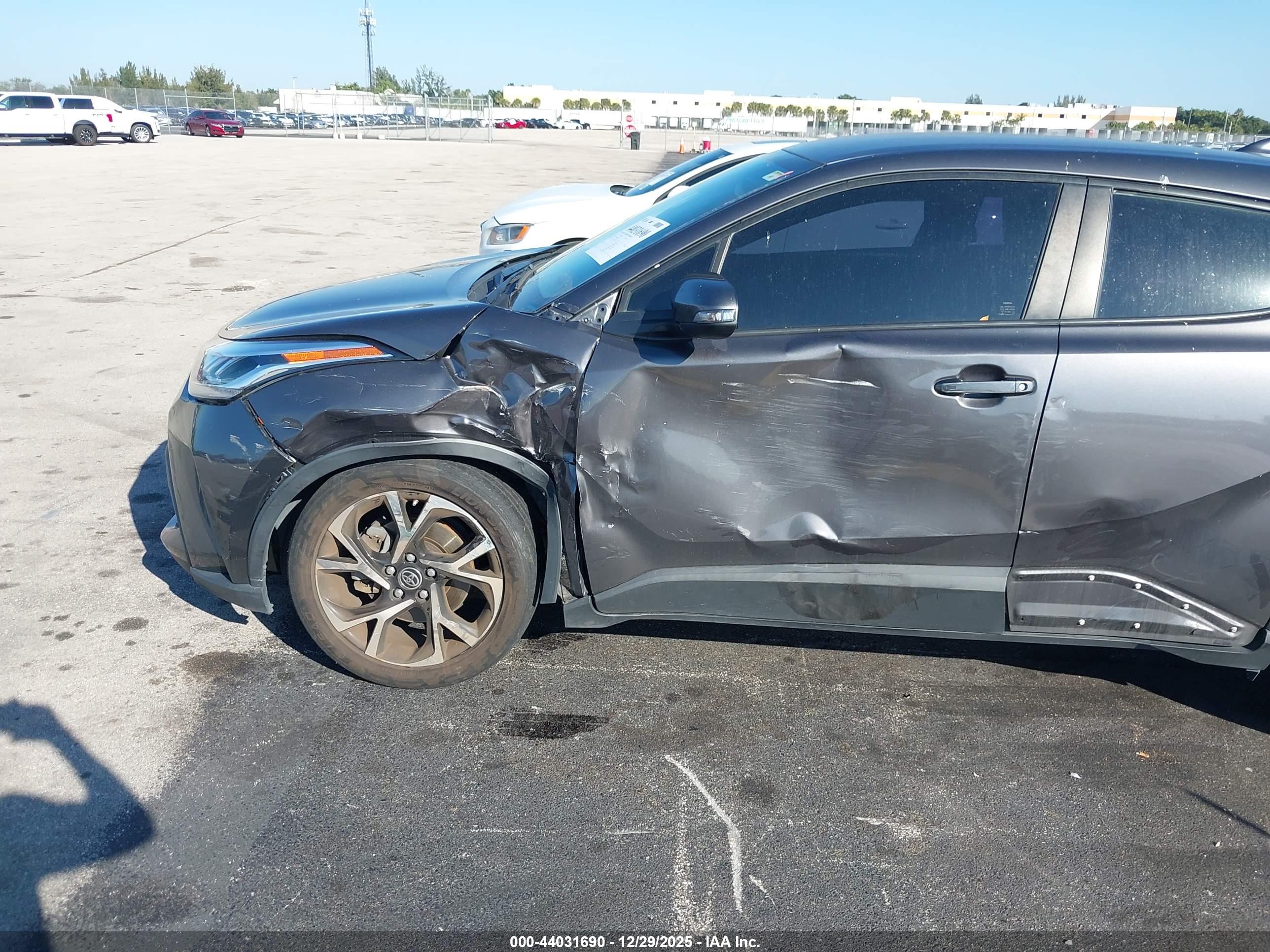 TOYOTA C-HR image 6