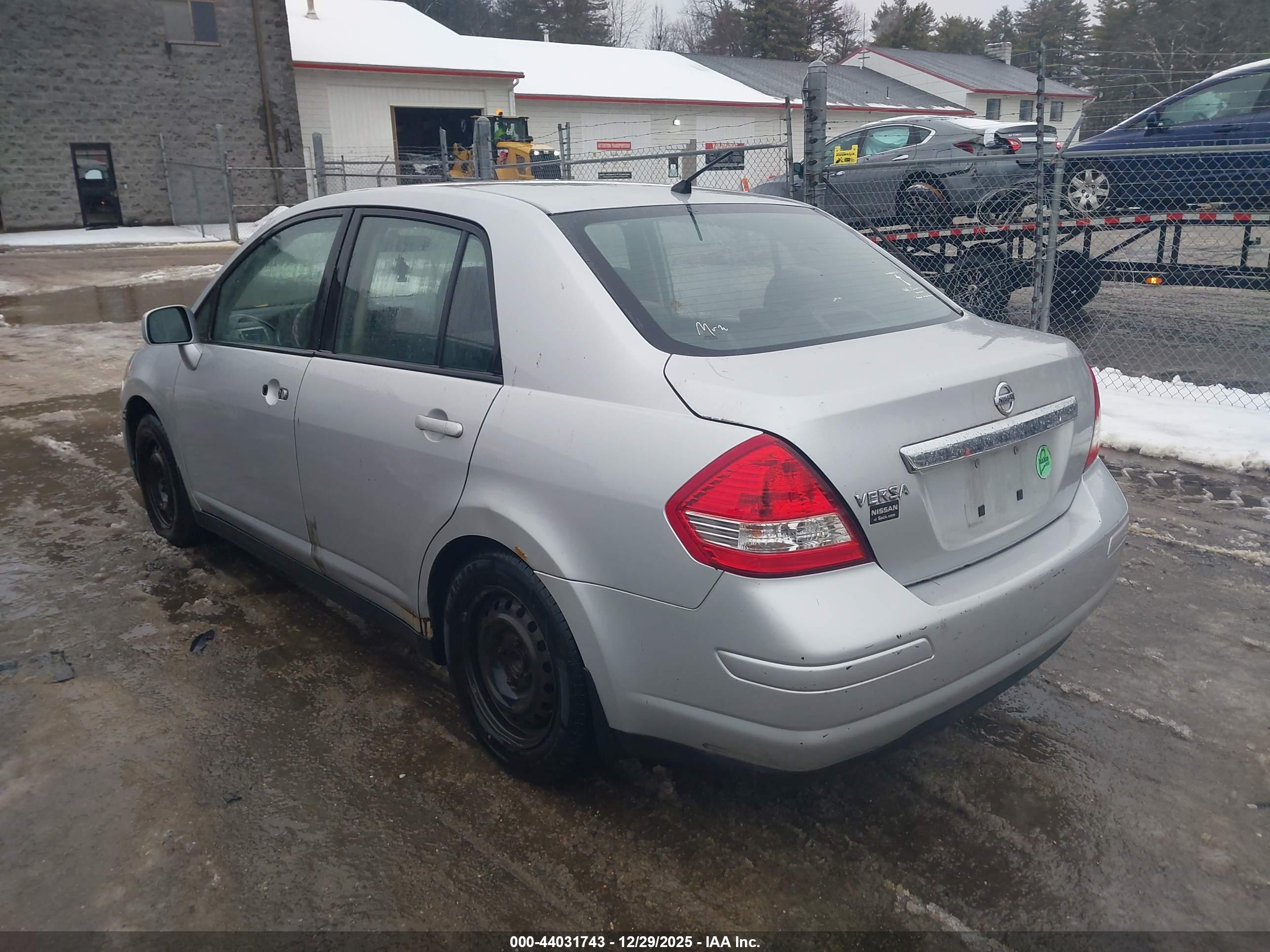 NISSAN VERSA image 3