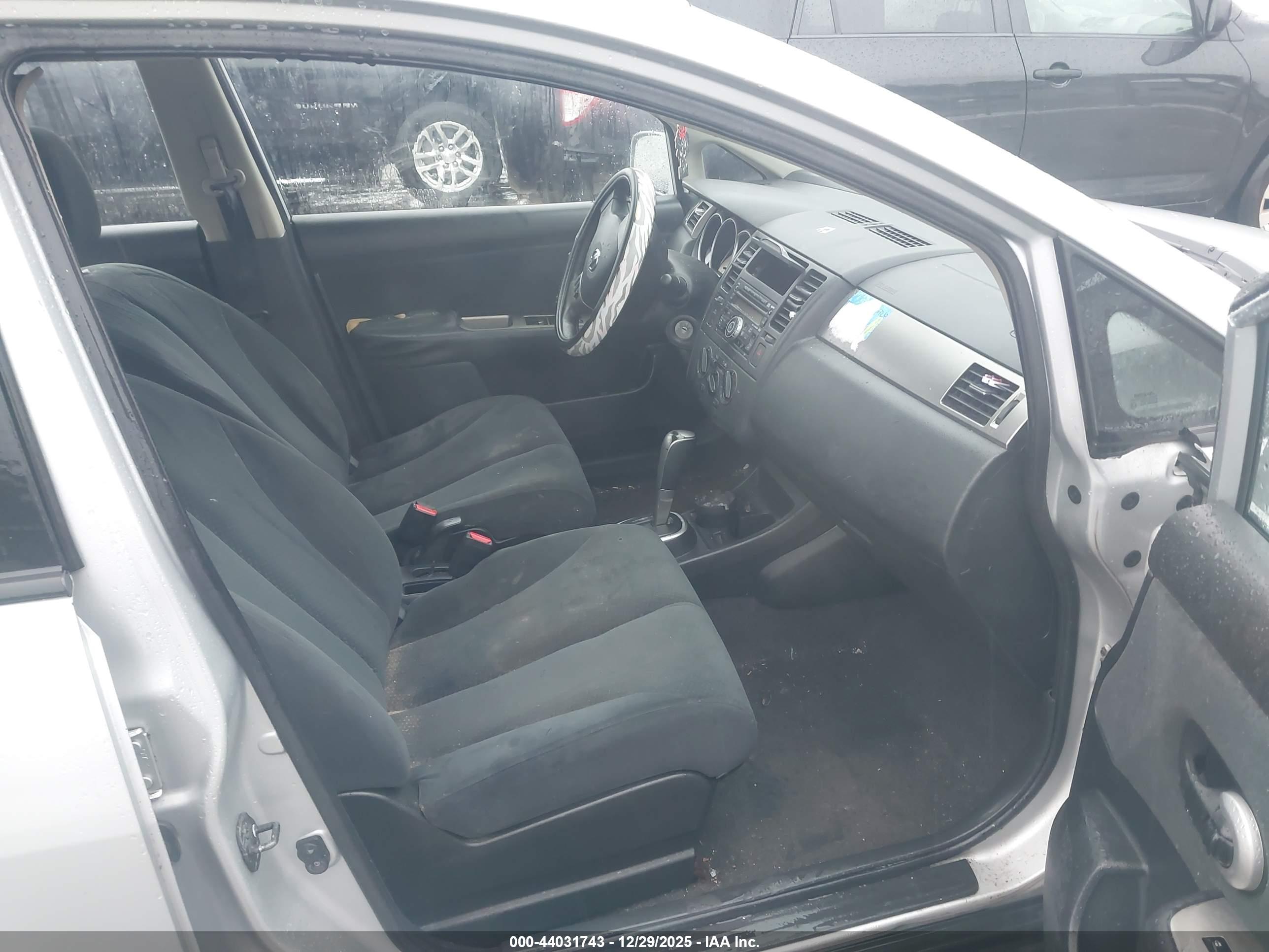 NISSAN VERSA image 5