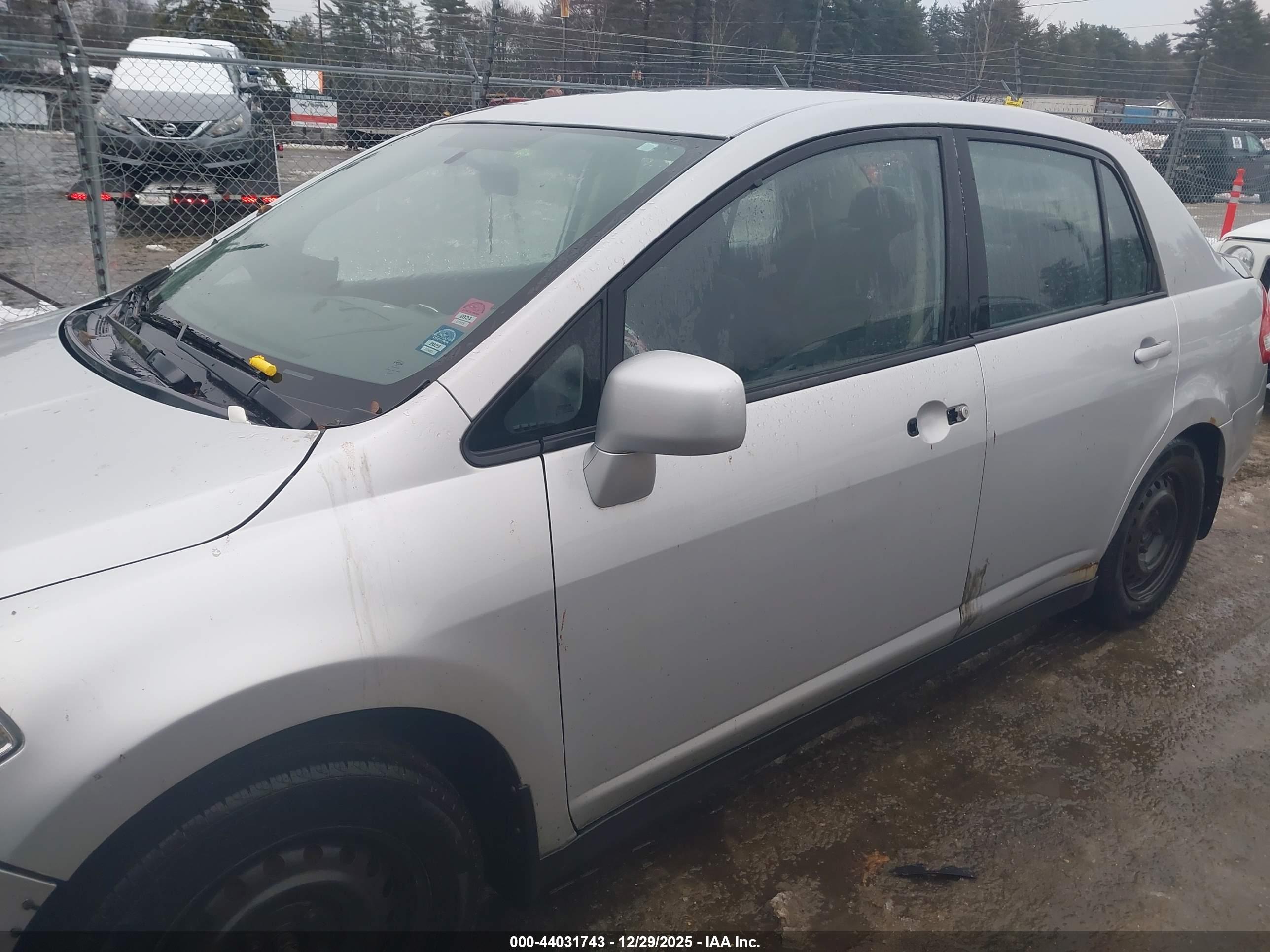 NISSAN VERSA image 6