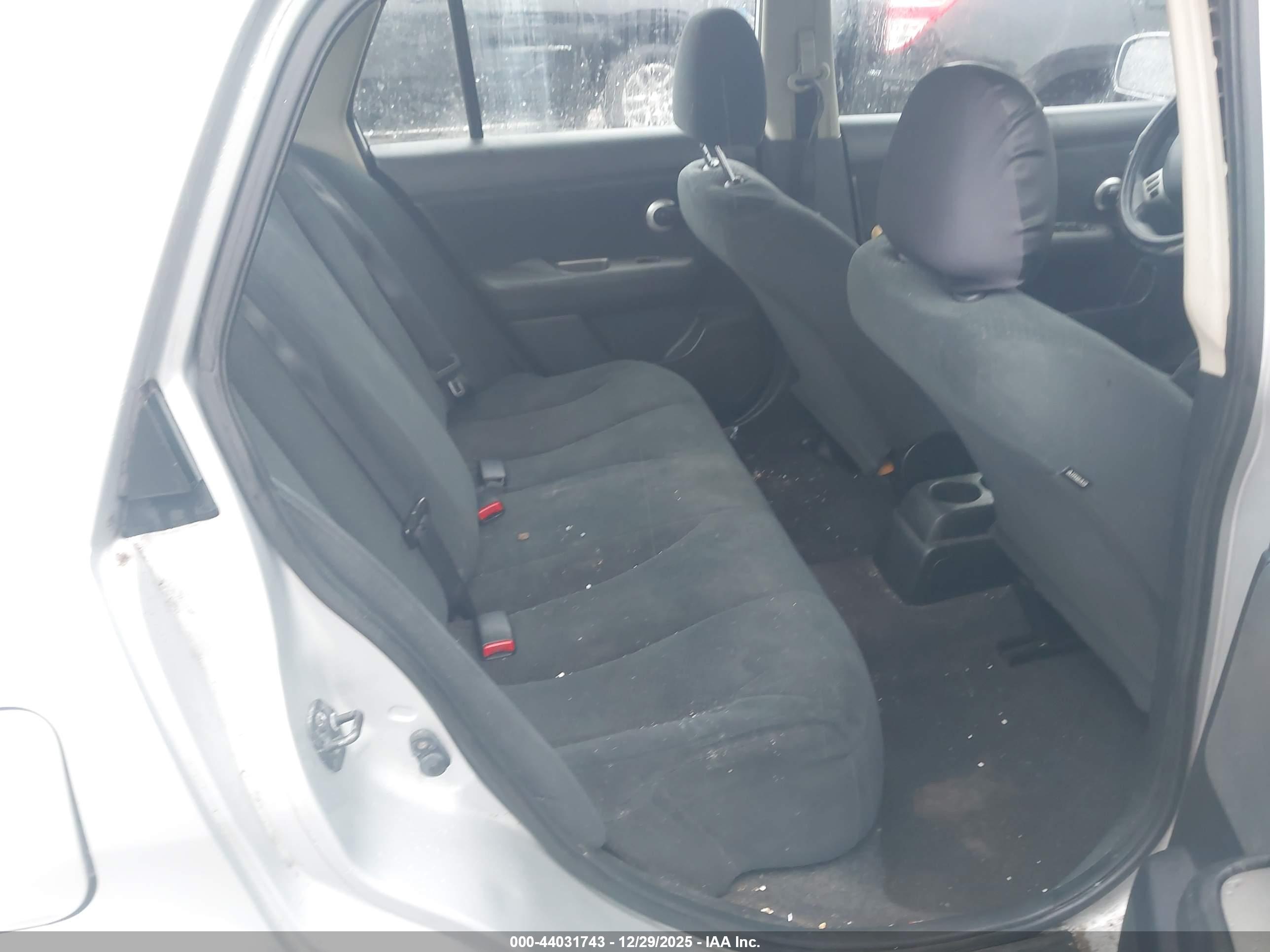NISSAN VERSA image 8