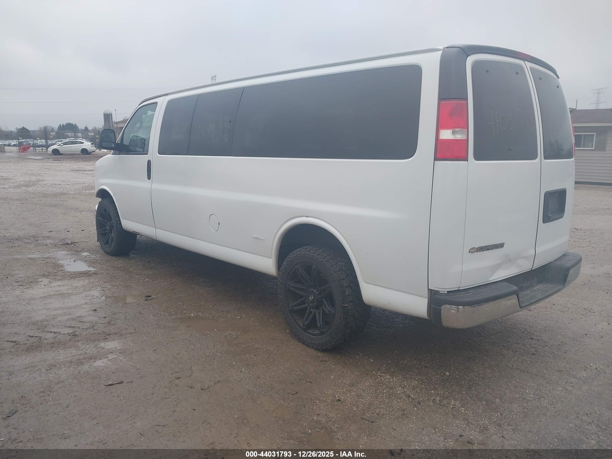 CHEVROLET EXPRESS image 3