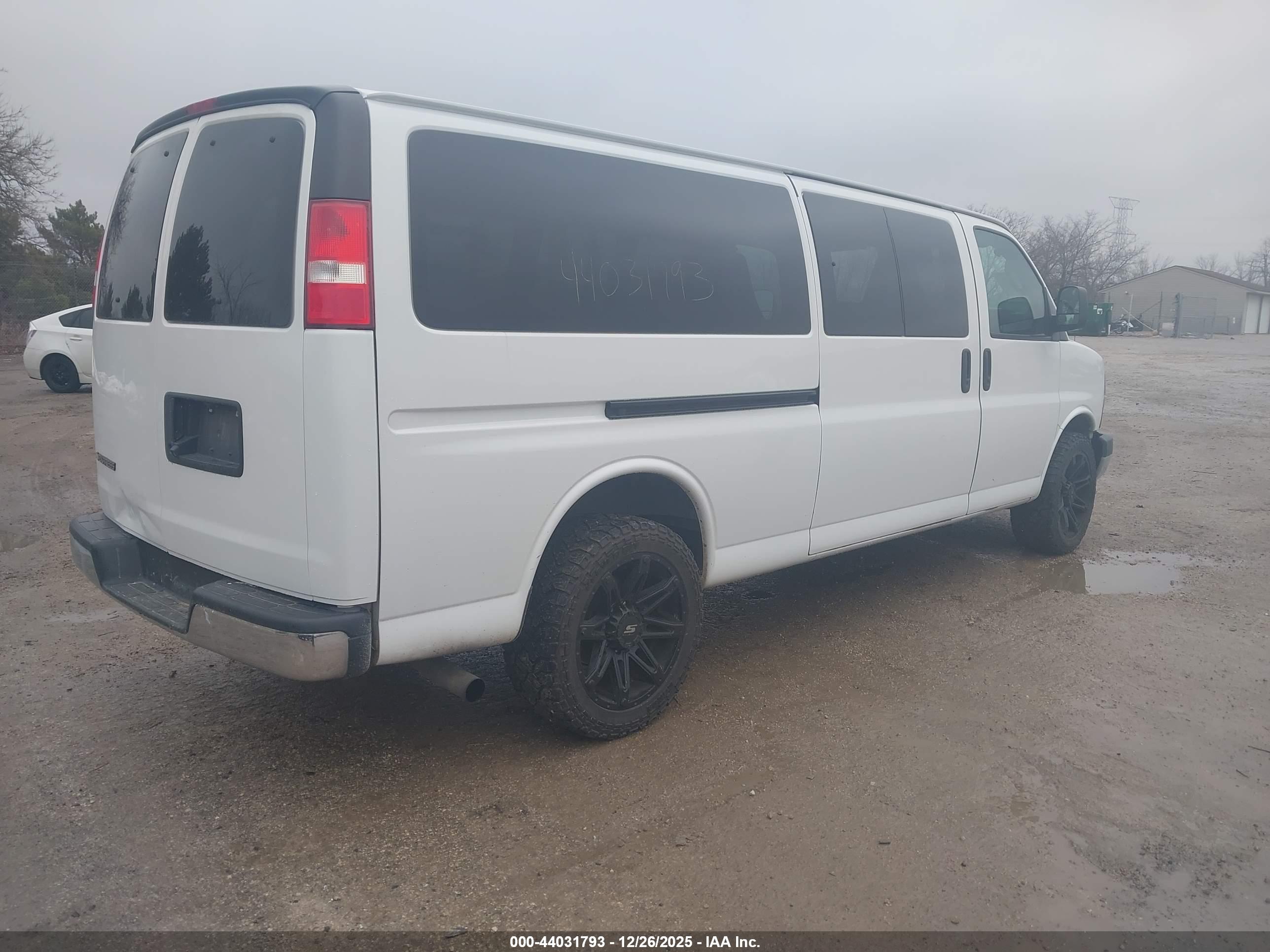 CHEVROLET EXPRESS image 4