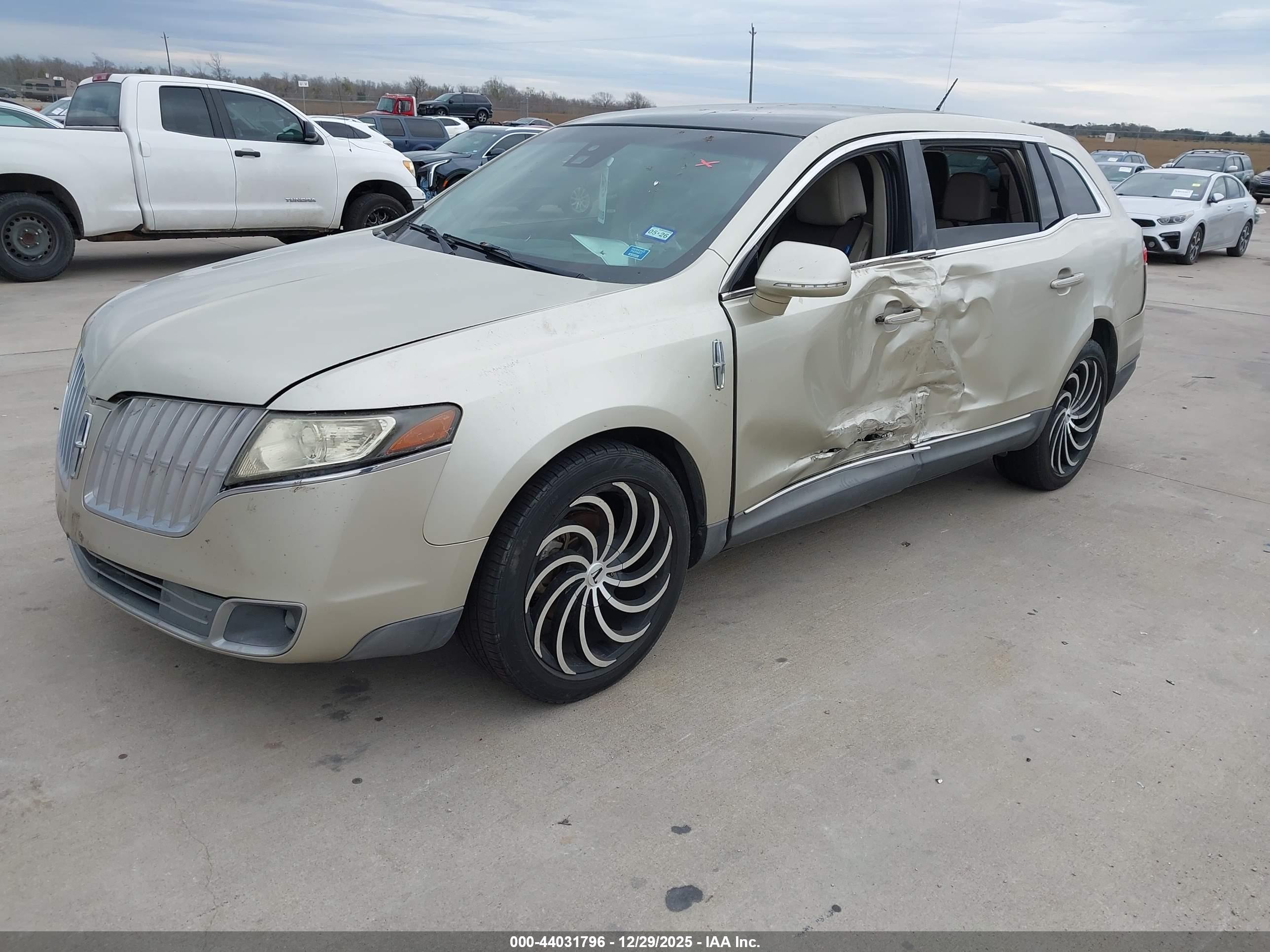 LINCOLN MKT image 2