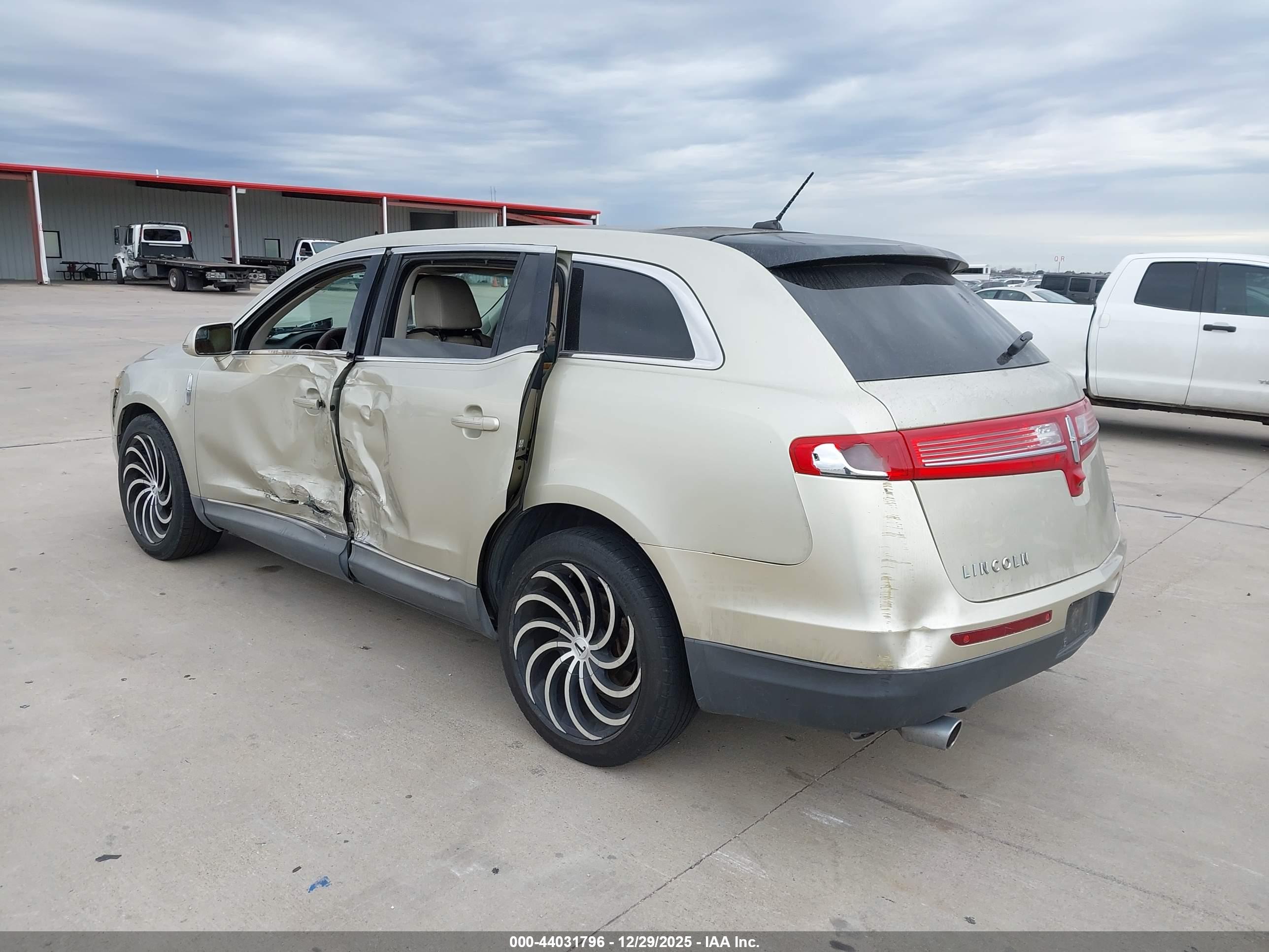 LINCOLN MKT image 3