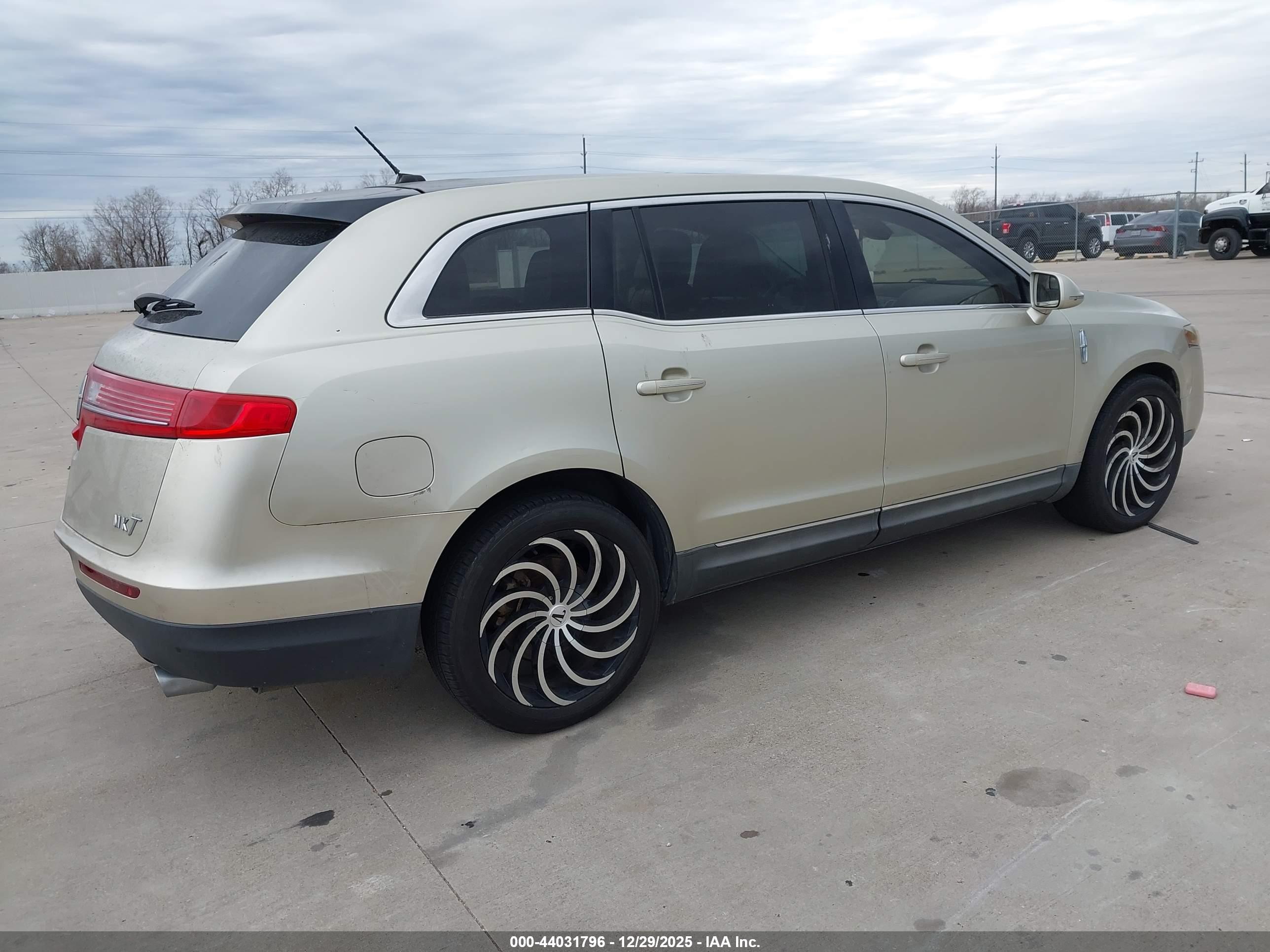 LINCOLN MKT image 4